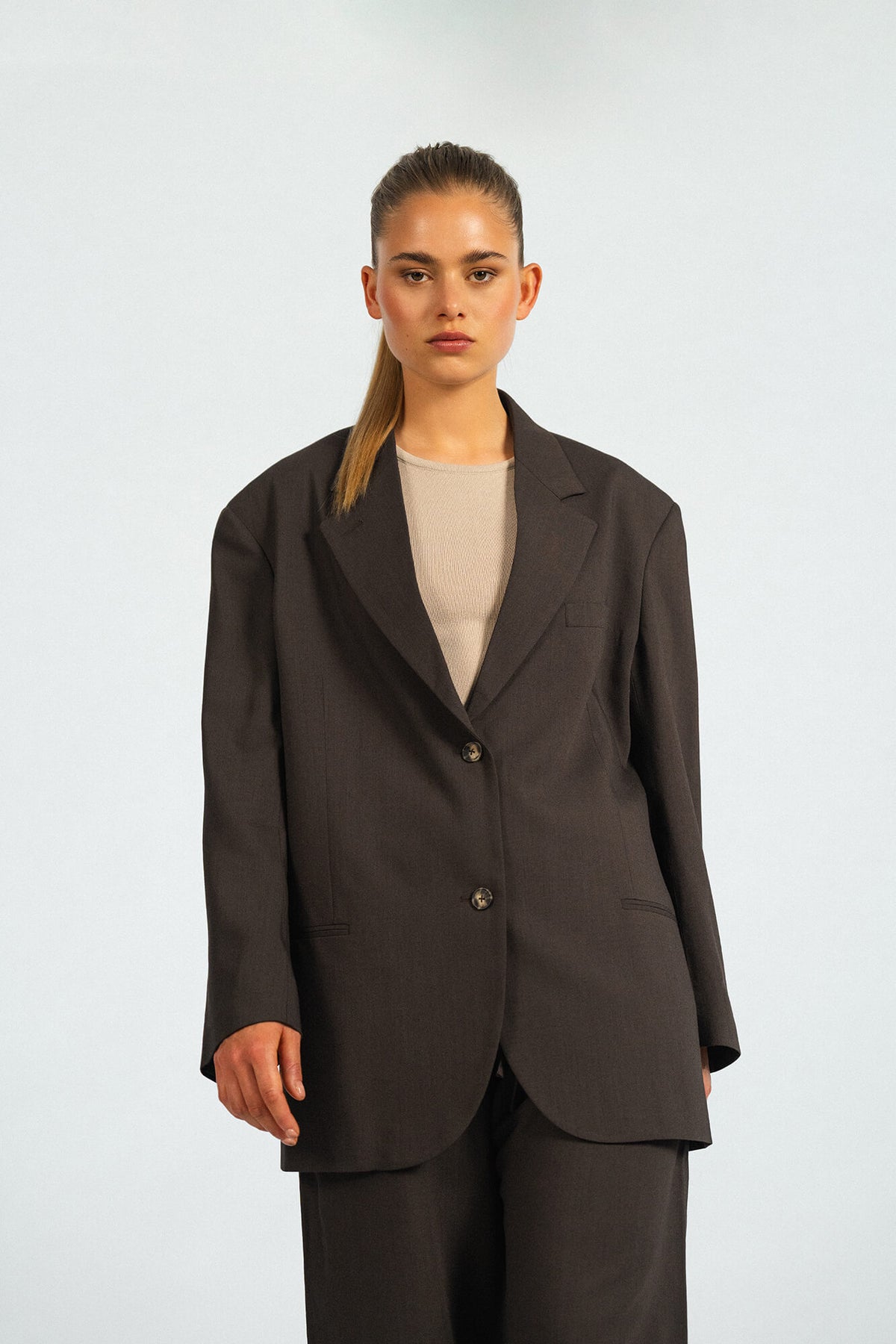 Blazer Liv in Dunkelbraun von vorne by VIVAL.STUDIO