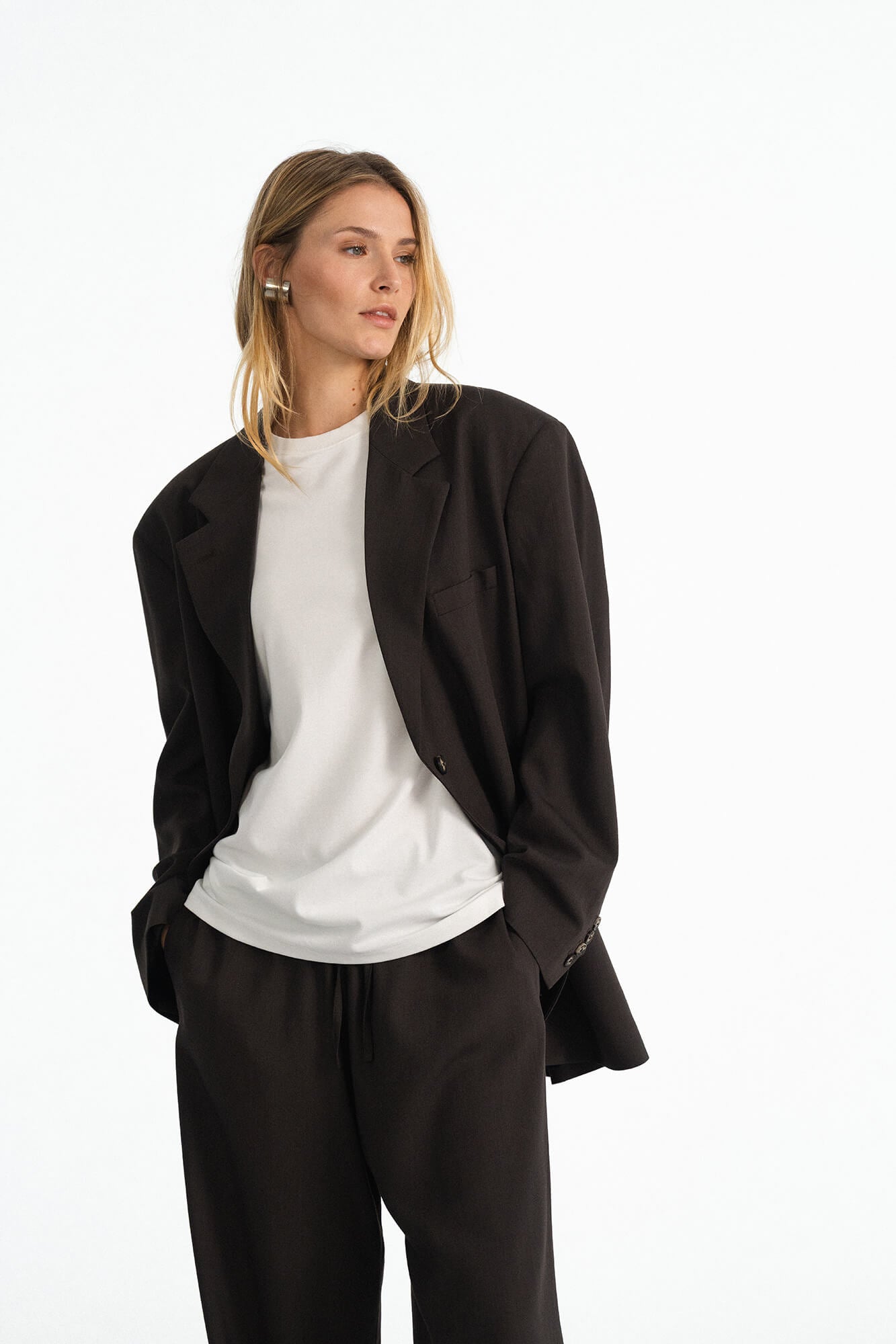 Blazer Liv in Dunkelbraun von vorne by VIVAL.STUDIO