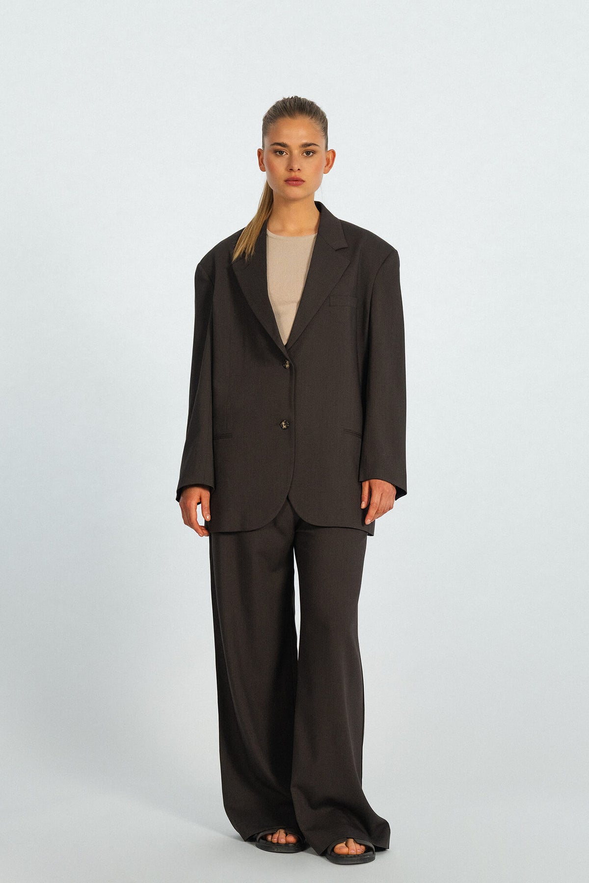 Blazer Liv in Dunkelbraun von vorne by VIVAL.STUDIO
