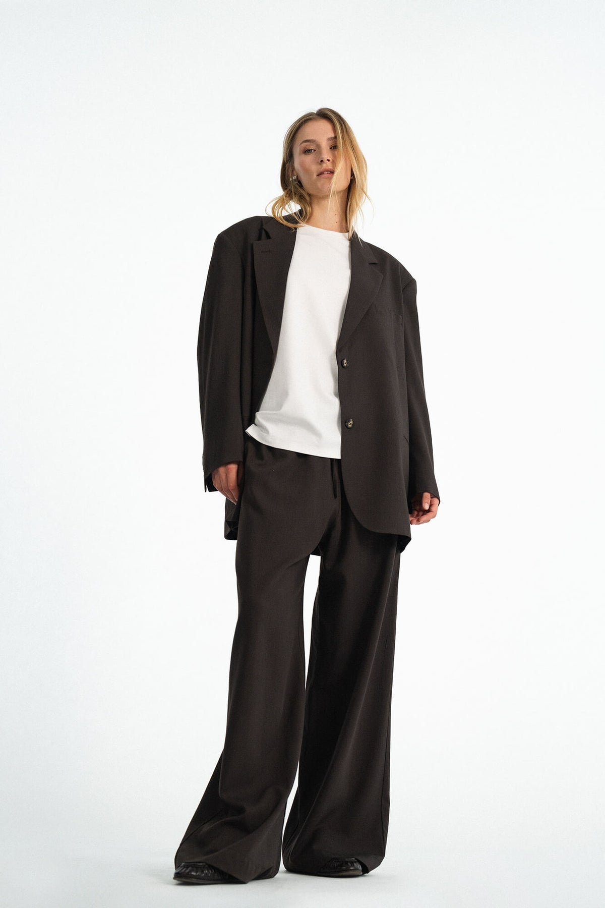 Blazer Liv in Dunkelbraun von vorne by VIVAL.STUDIO