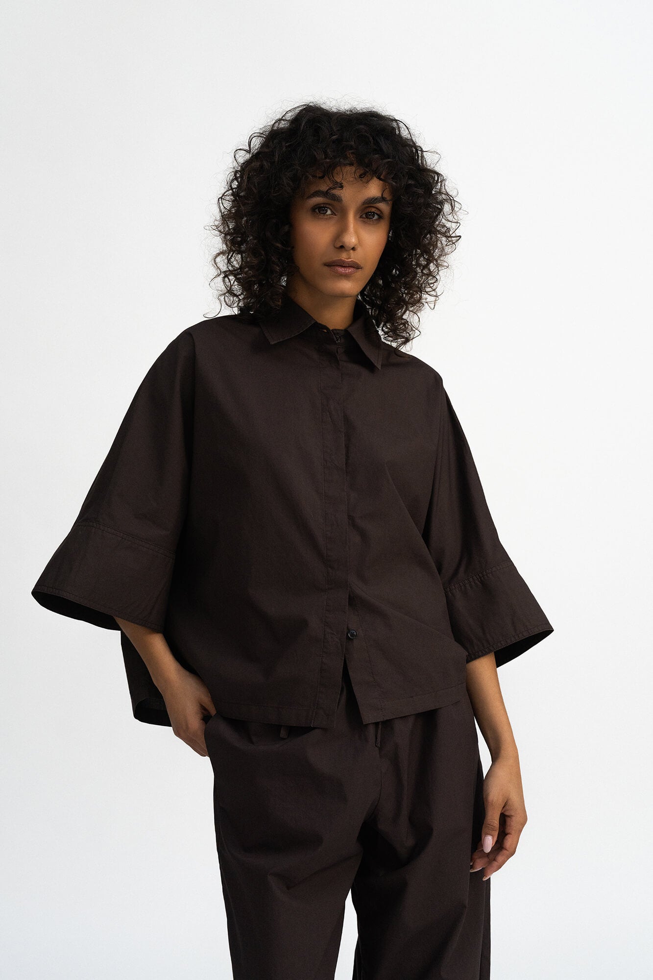 Bluse Nala in Dunkelbraun von vorne by VIVAL.STUDIO