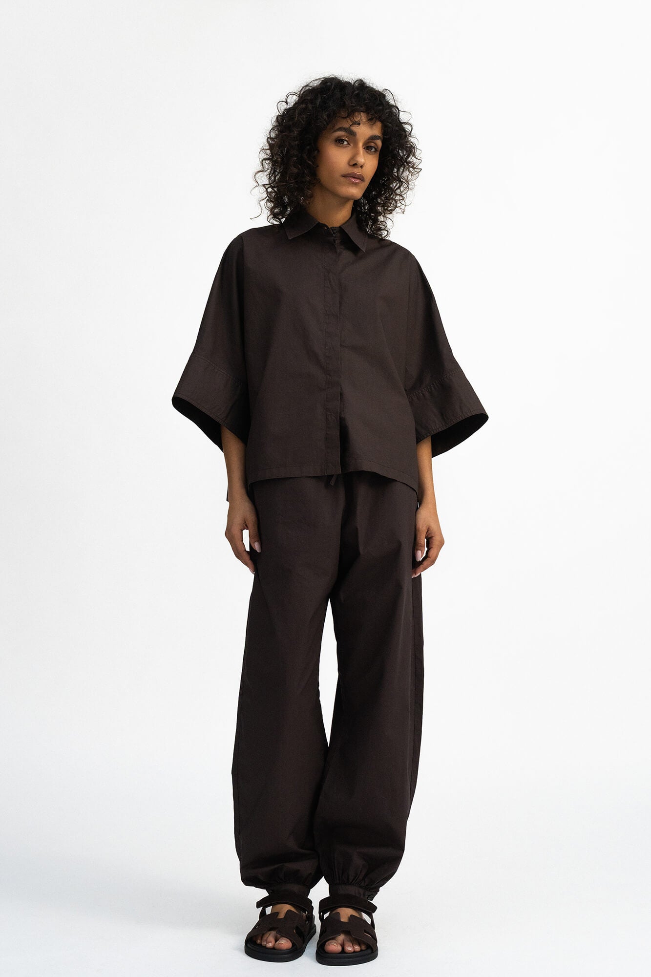 Bluse Nala in Dunkelbraun von vorne by VIVAL.STUDIO