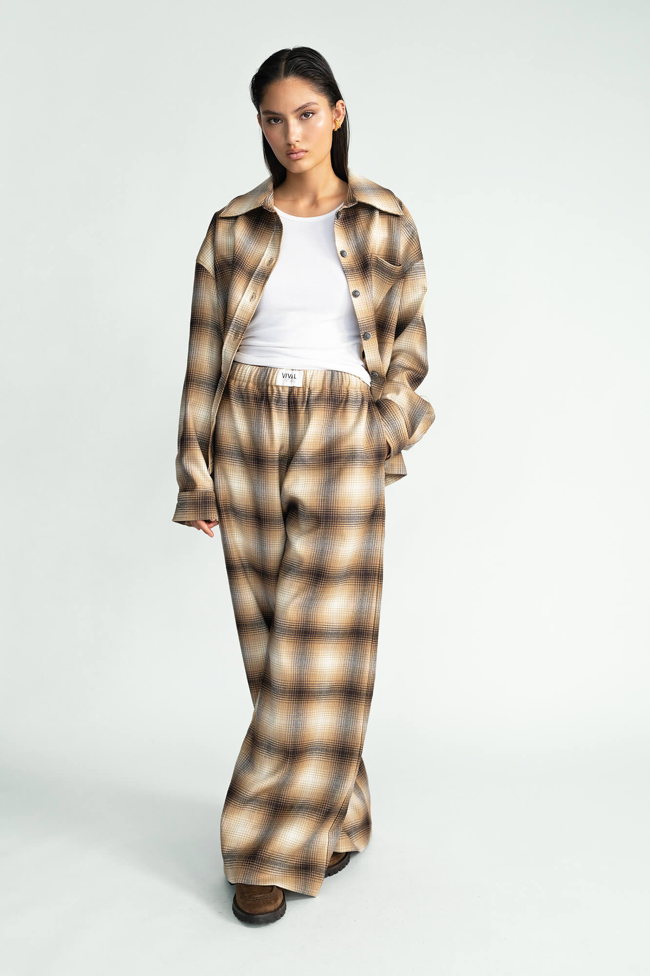 Hose Hana in Cognac von vorne by VIVAL.STUDIO