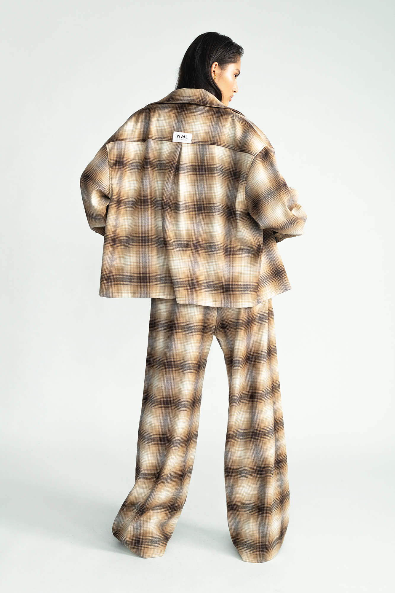 Bluse Hazel in Cognac von hinten by VIVAL.STUDIO