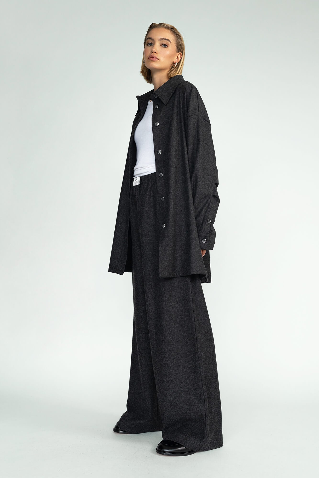 Bluse Holly in Anthrazit von vorne by VIVAL.STUDIO