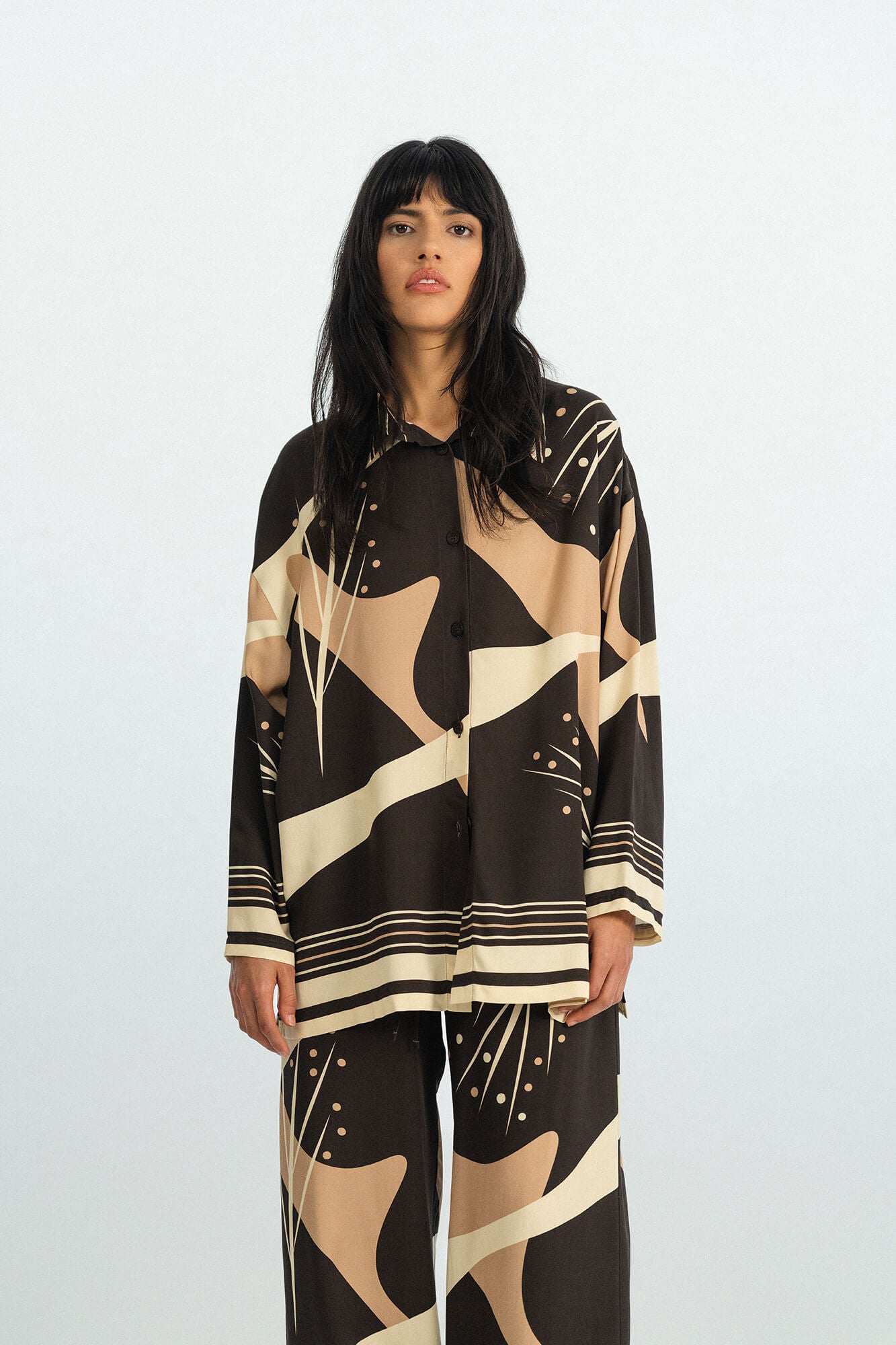 Bluse Pina in Dunkelbraun Butter Mocca von vorne by VIVAL.STUDIO