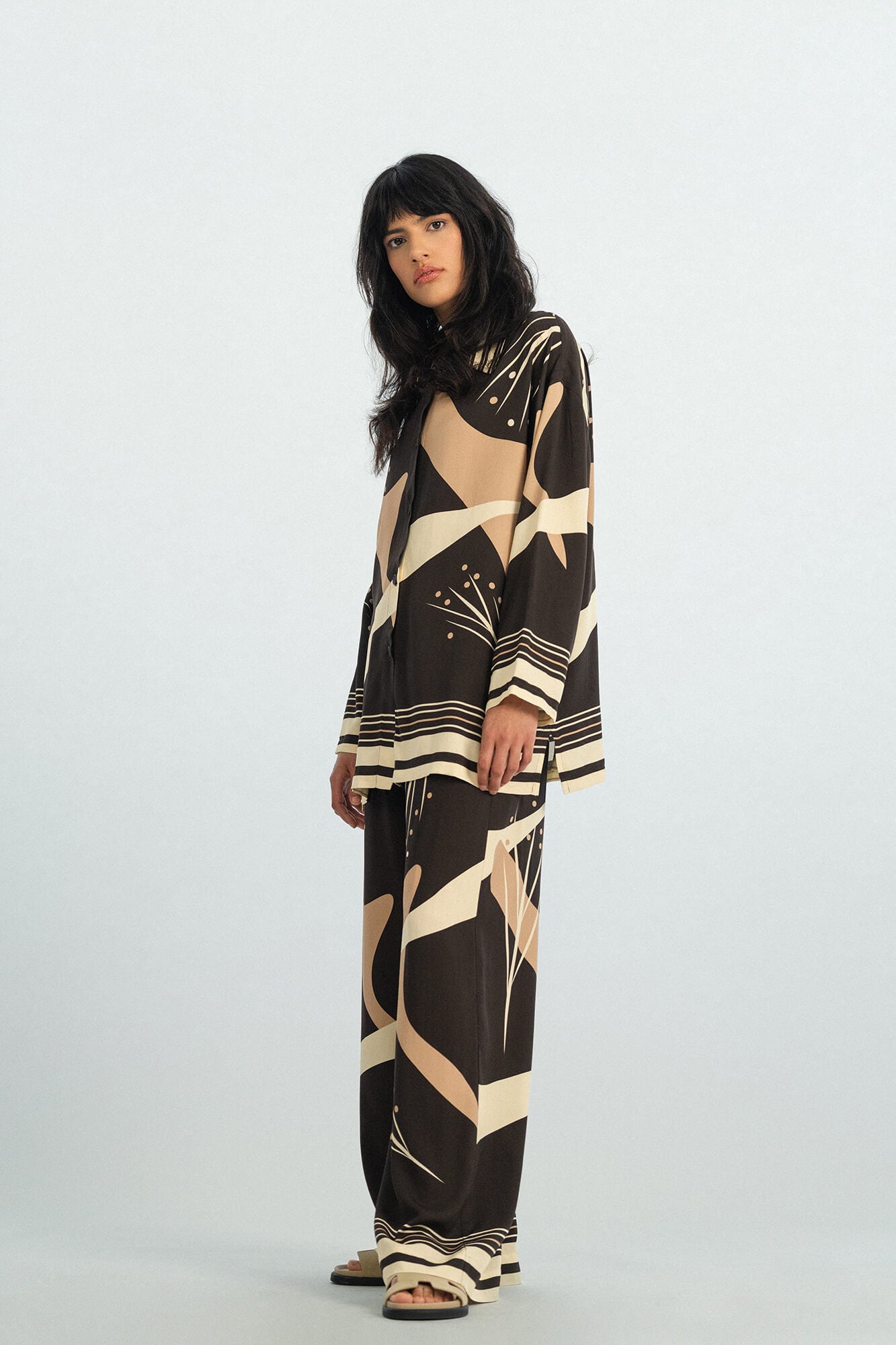 Bluse Pina in Dunkelbraun Butter Mocca seitlich by VIVAL.STUDIO