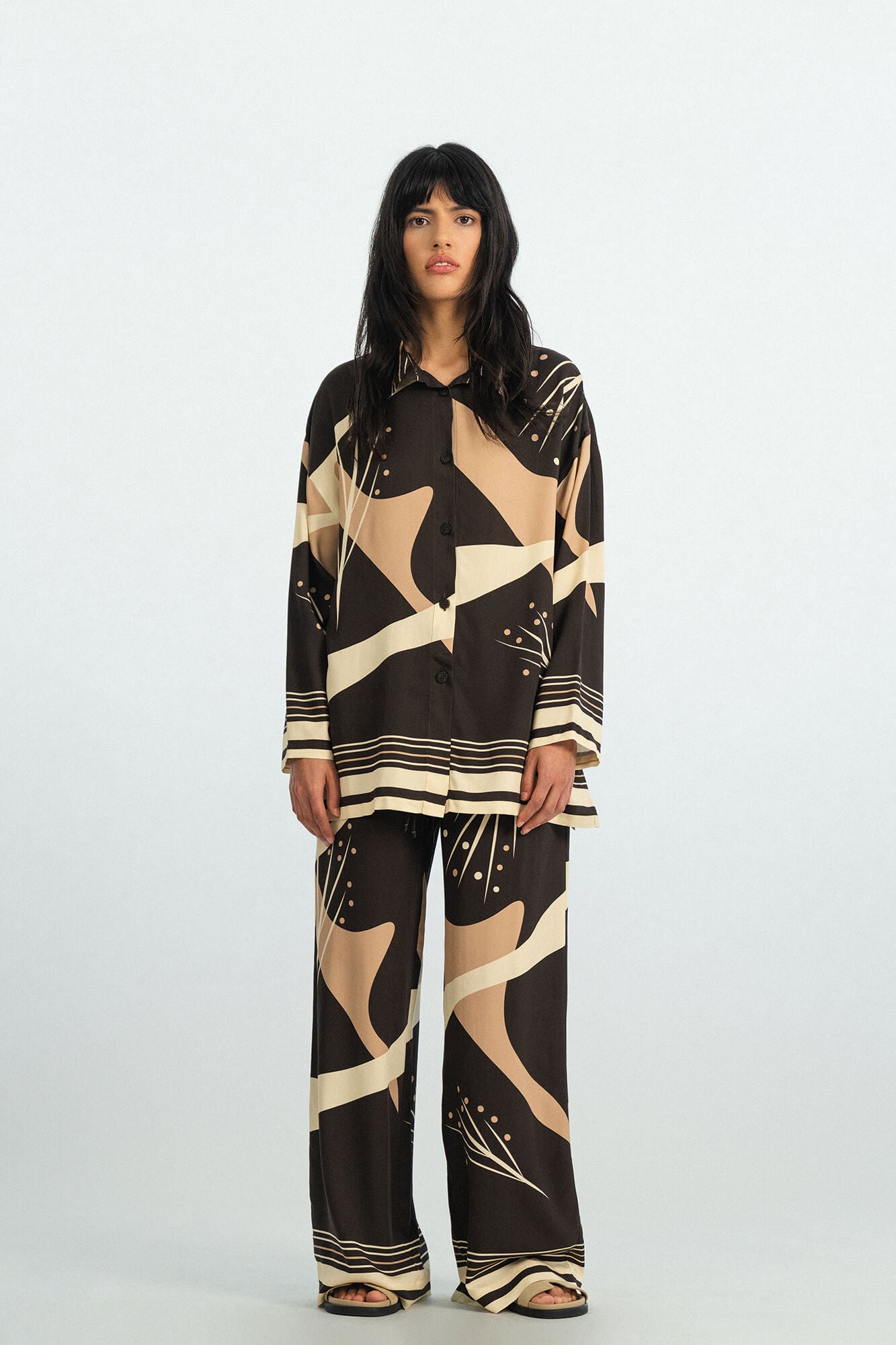 Bluse Pina in Dunkelbraun Butter Mocca von vorne by VIVAL.STUDIO