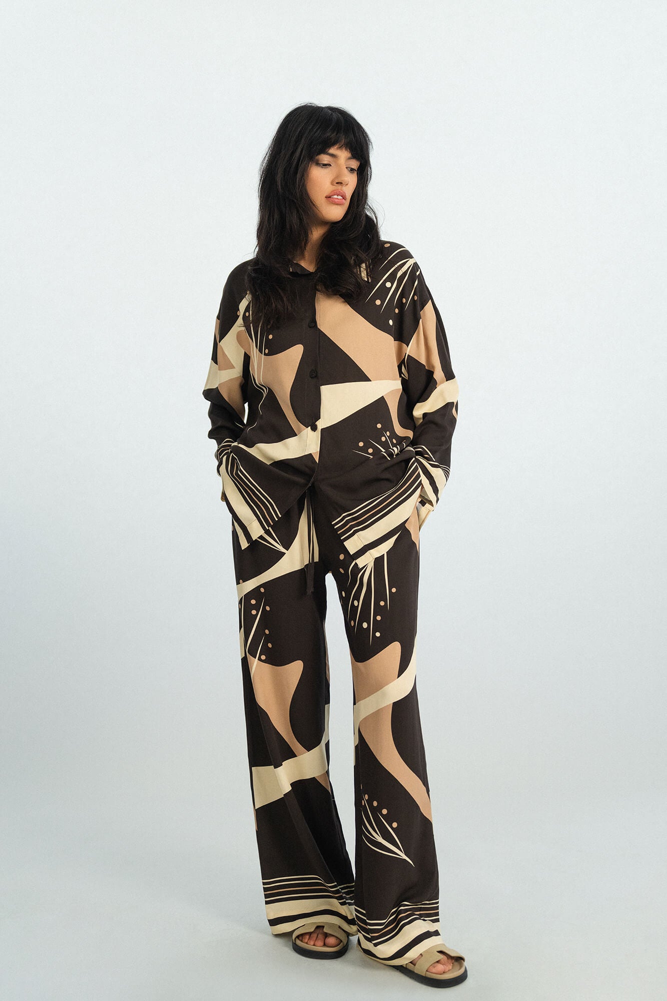 Bluse Pina in Dunkelbraun Butter Mocca von vorne by VIVAL.STUDIO