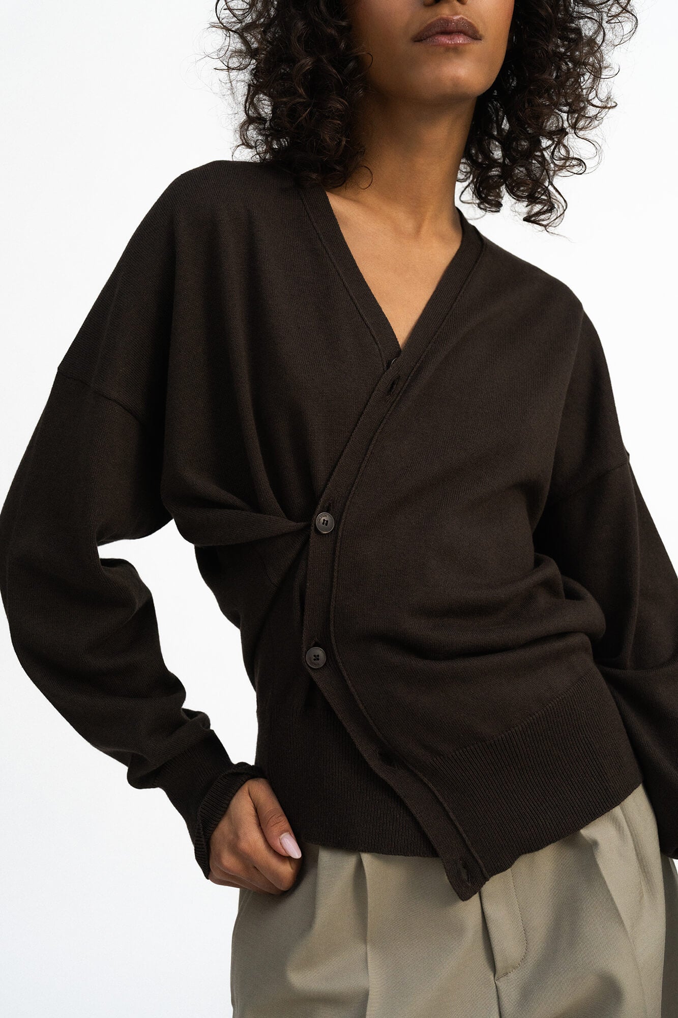 Cardigan Blair in Dunkelbraun von vorne by VIVAL.STUDIO