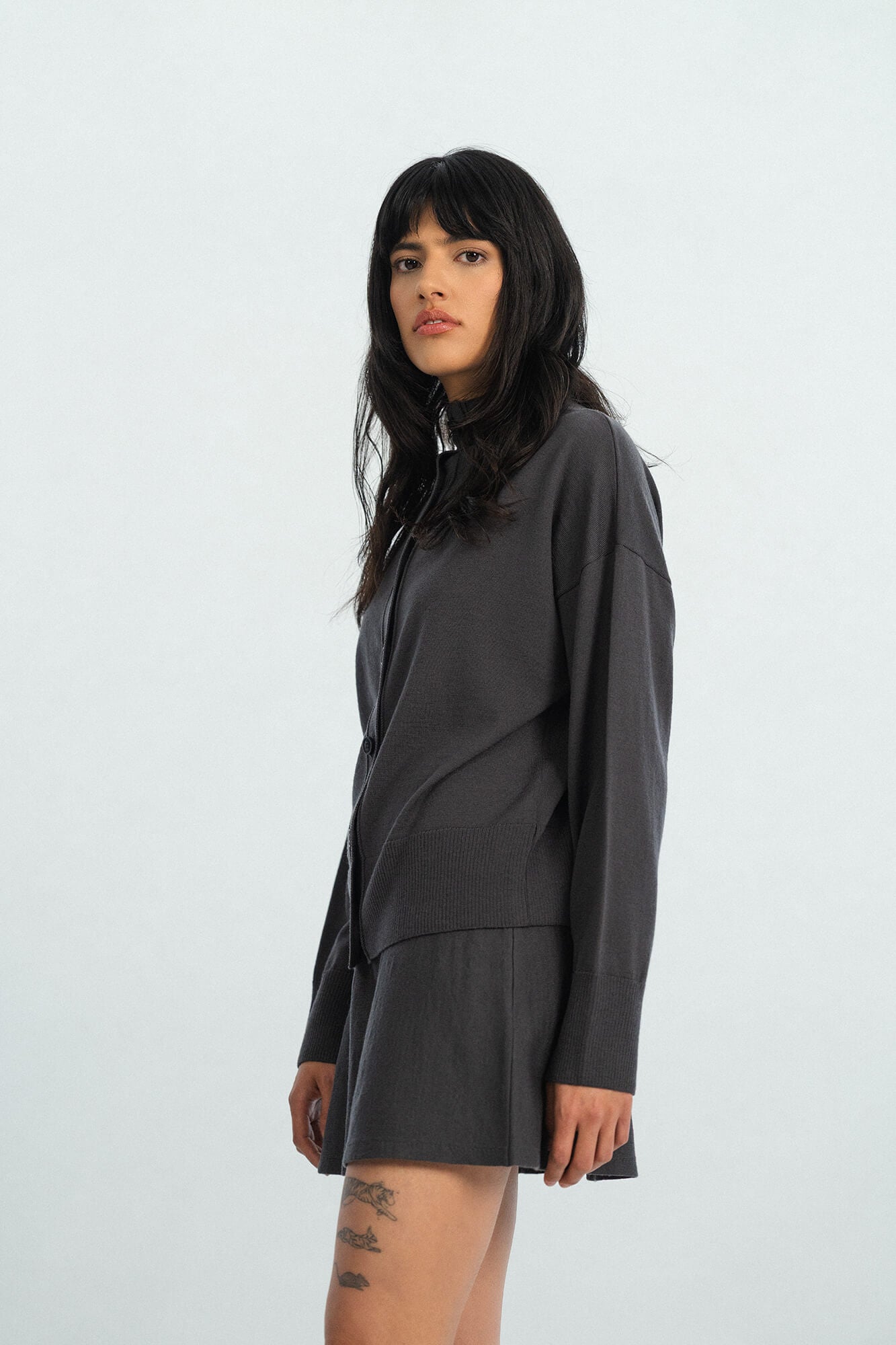 Cardigan Kate in Grau von der seite by VIVAL.STUDIO