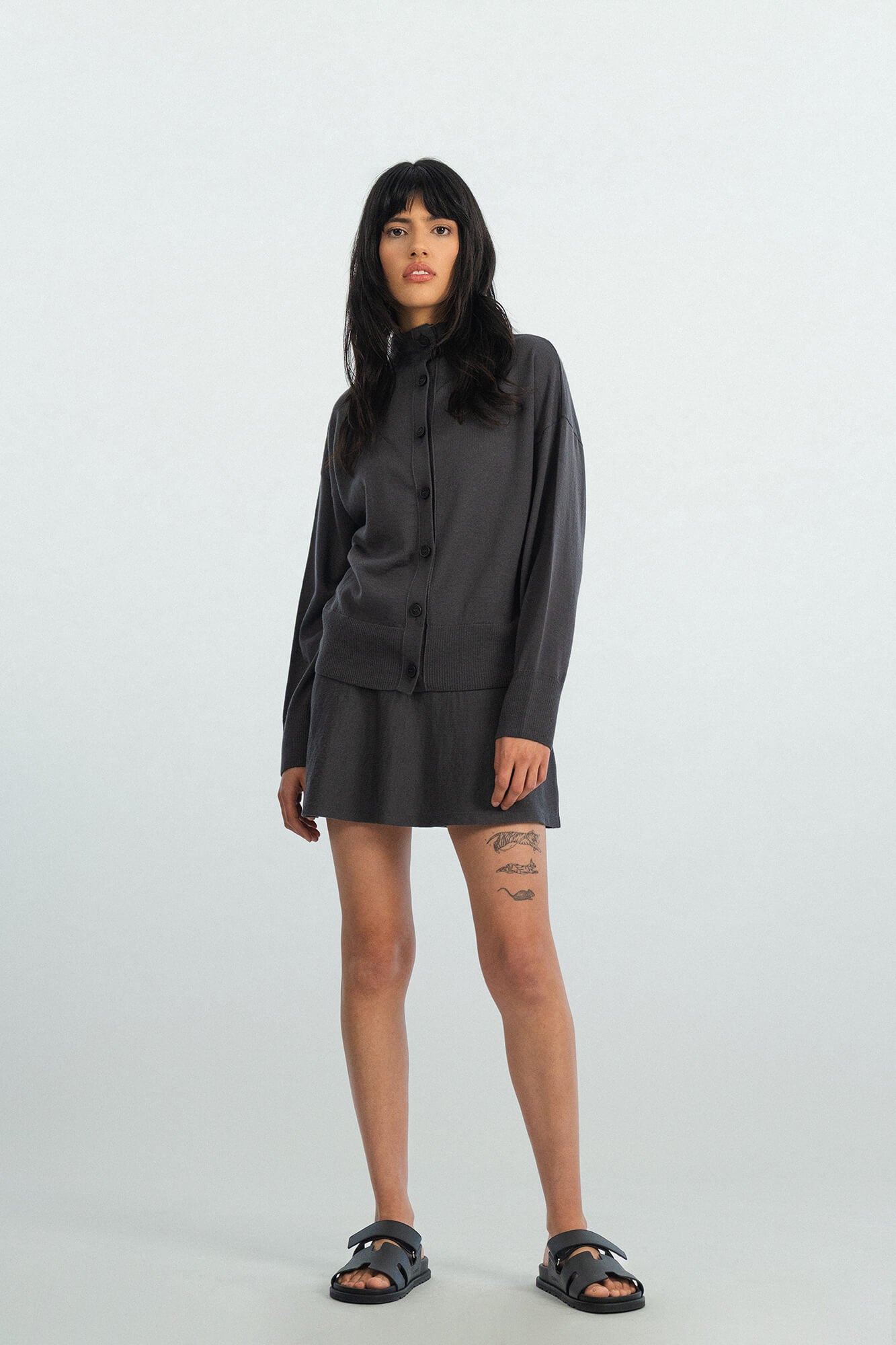 Cardigan Kate in Grau von vorne by VIVAL.STUDIO