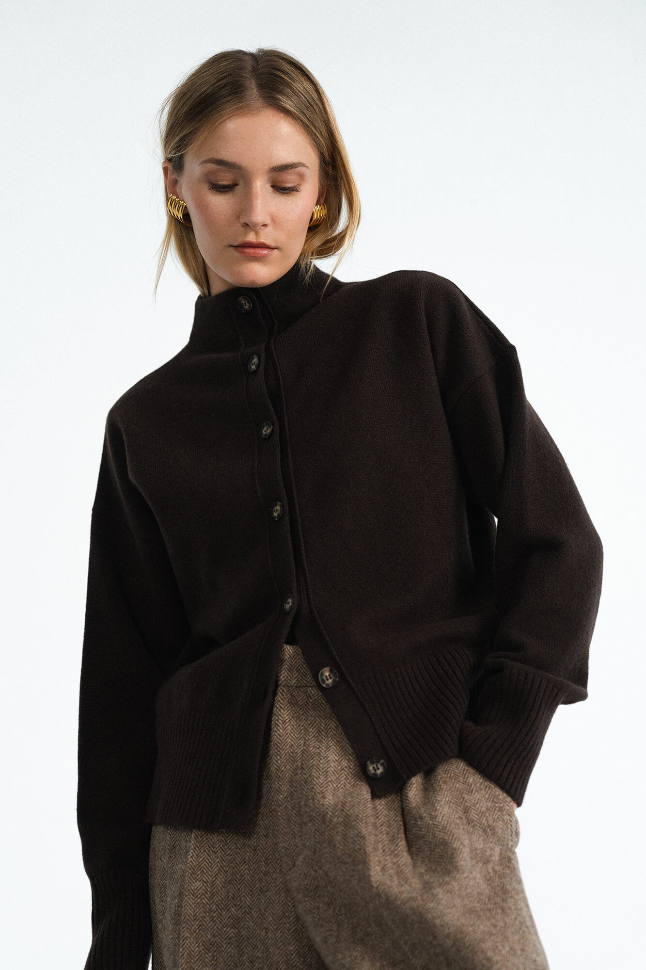 Cardigan Kate in Dunkelbraun von vorne by VIVAL.STUDIO