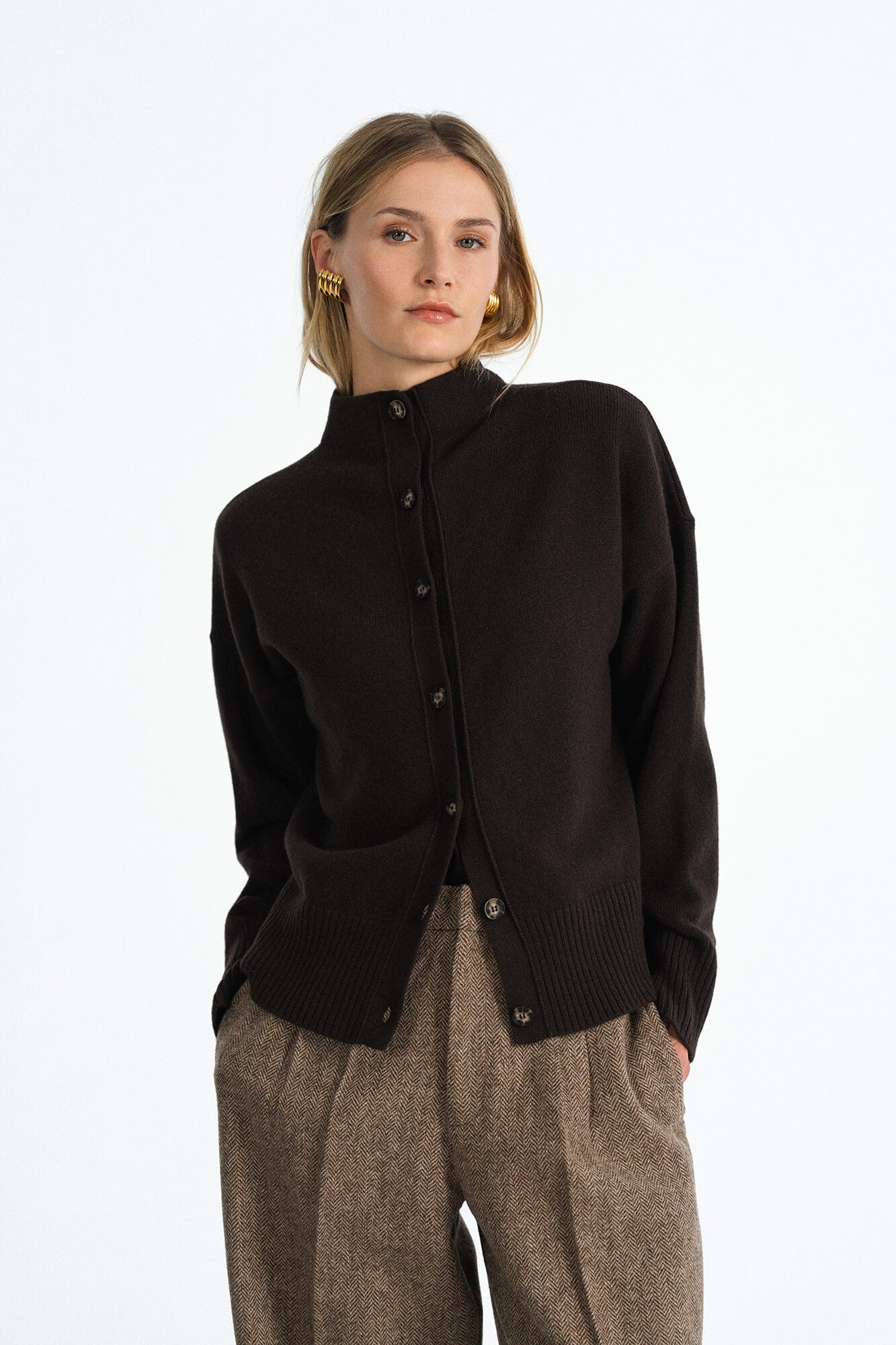 Cardigan Kate in Dunkelbraun von vorne by VIVAL.STUDIO