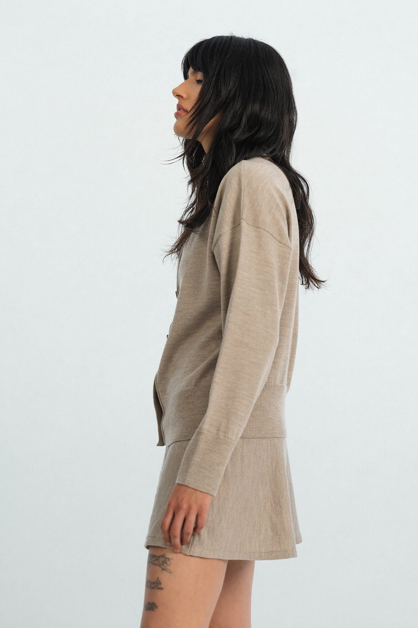 Cardigan Kate in Oatmeal von der seite by VIVAL.STUDIO