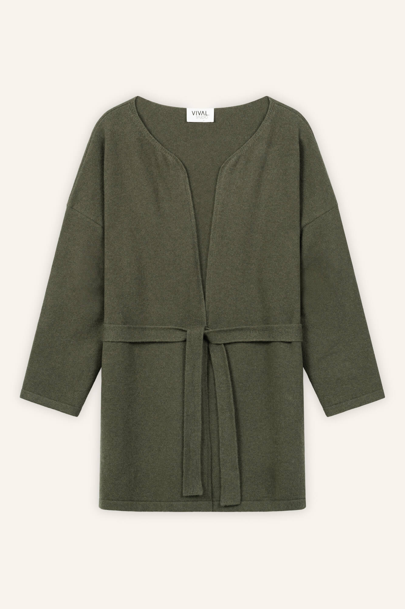 Cardigan Lindsay in Oliv von vorne by VIVAL.STUDIO