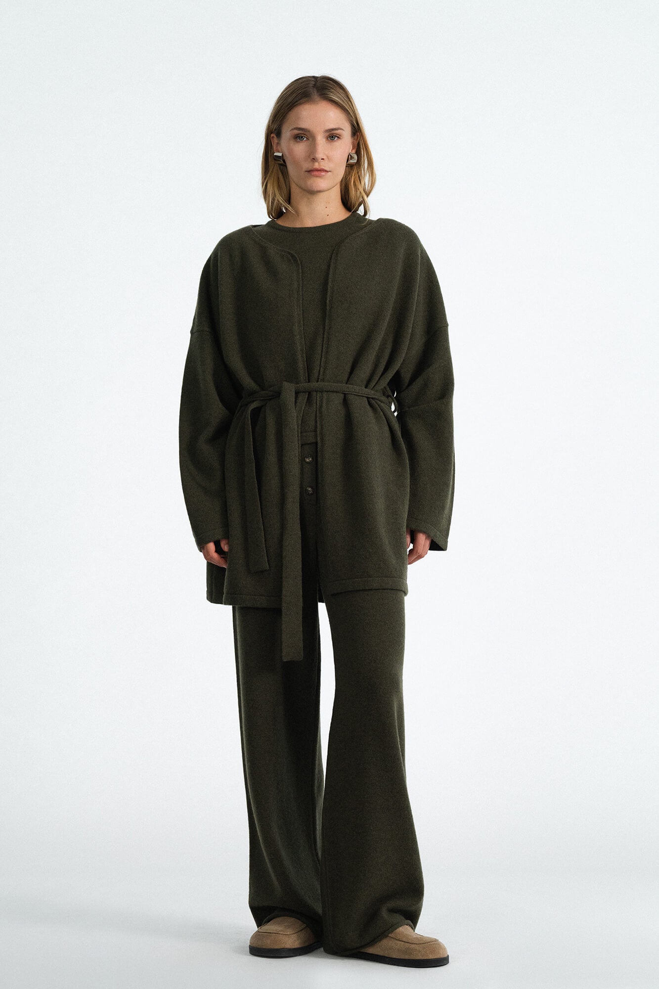 Cardigan Lindsay in Oliv von vorne by VIVAL.STUDIO