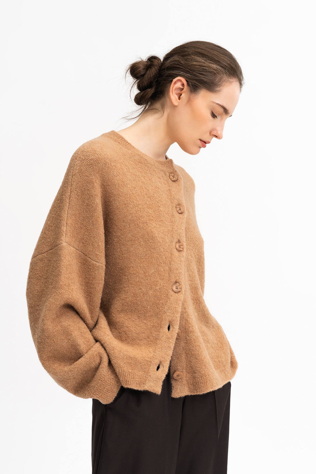 Cardigan Nad in Camel von der Seite by VIVAL.STUDIO