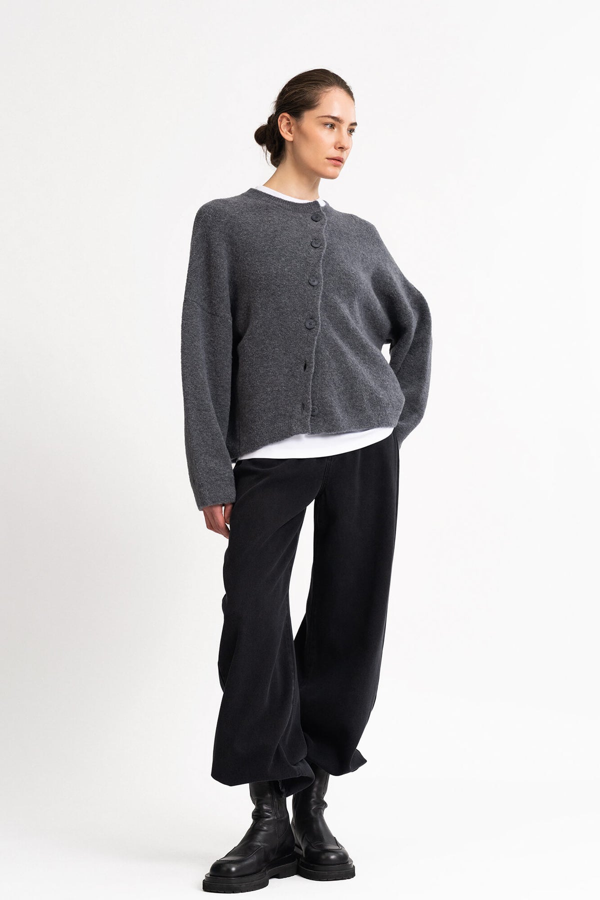 Cardigan Nad in Grau von Vorne by VIVAL.STUDIO