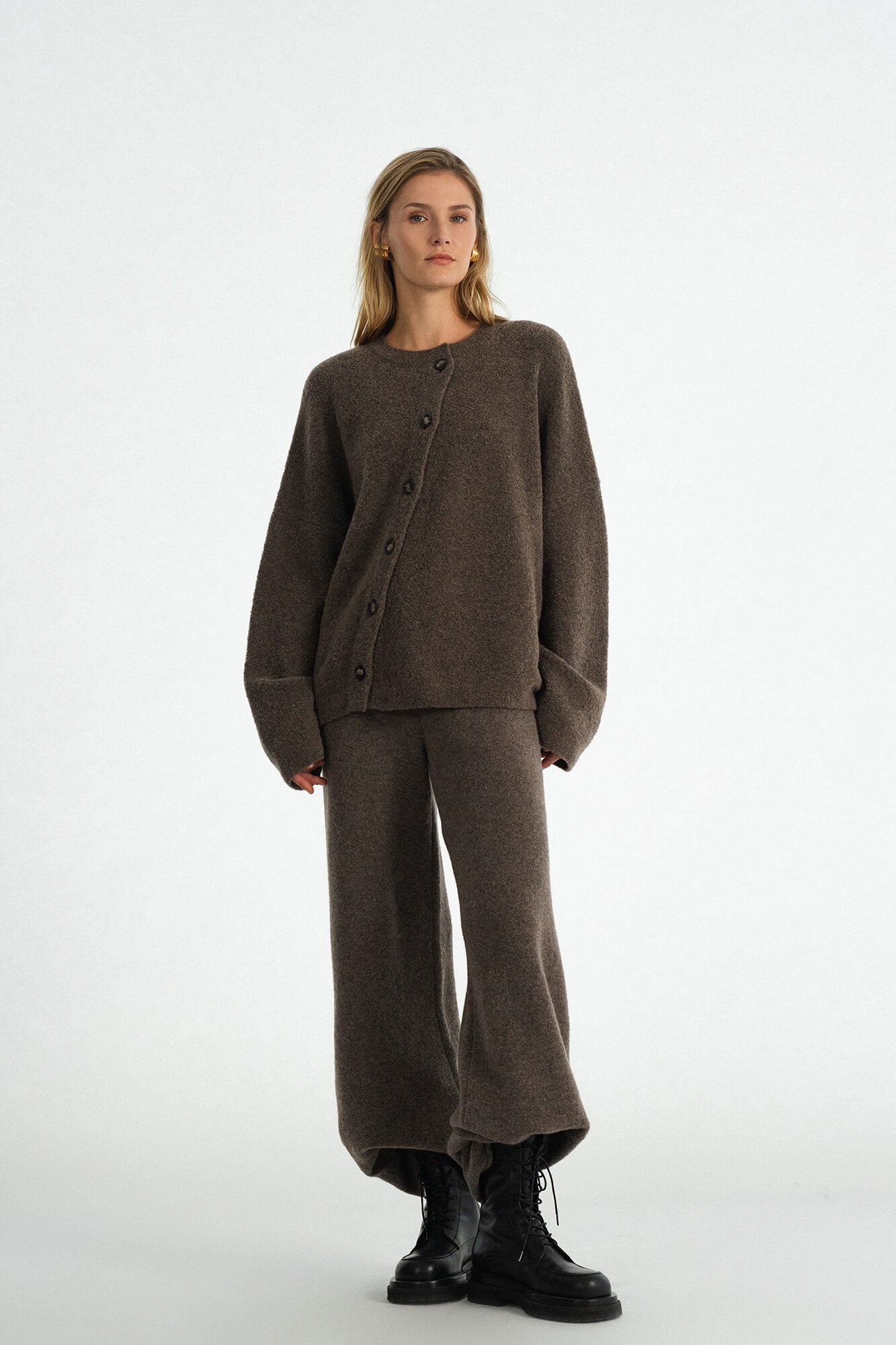 Carigan Nad in Nougat von vorne by VIVAL.STUDIO