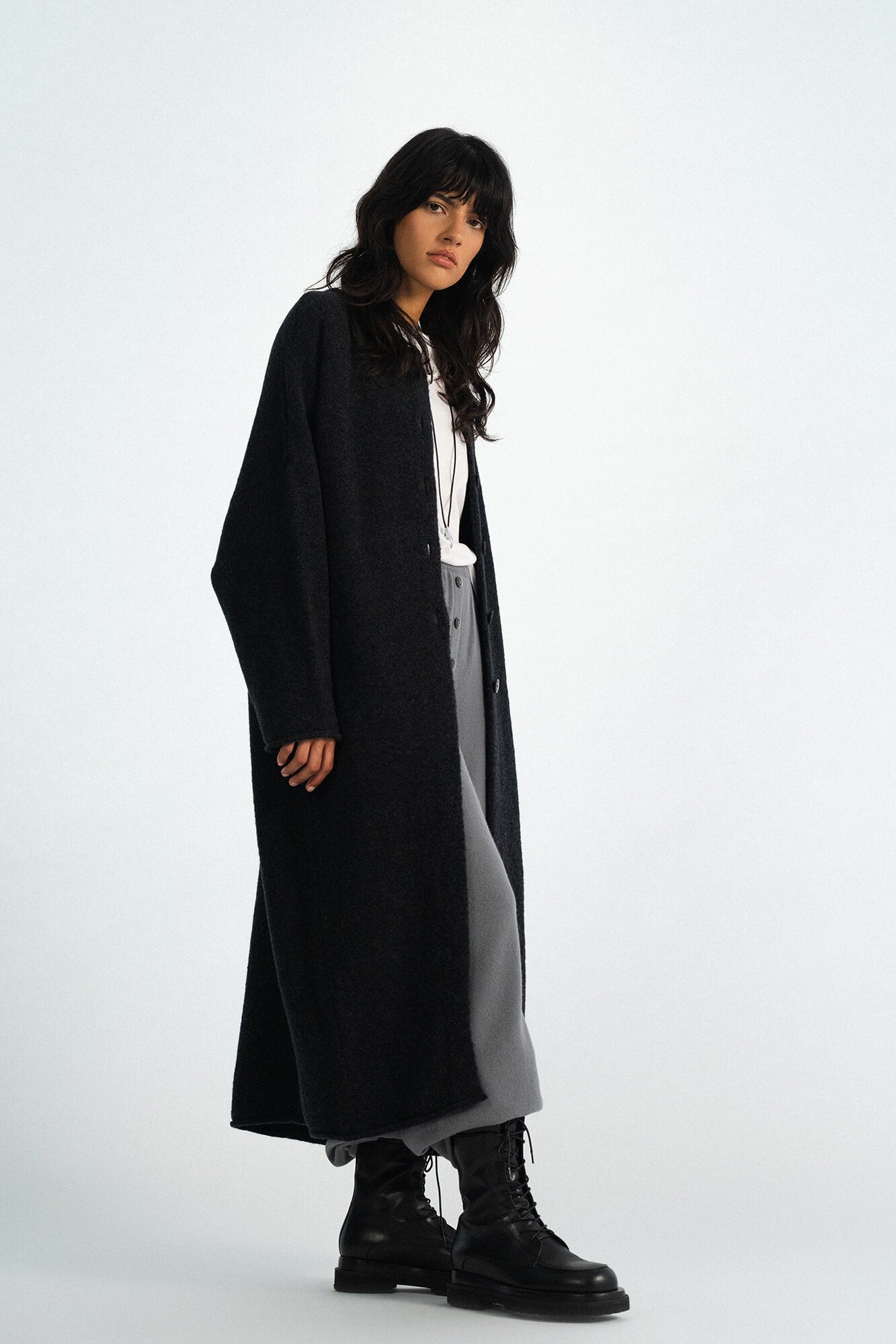 Cardigan Nady in Anthrazit von der Seite by VIVAL.STUDIO