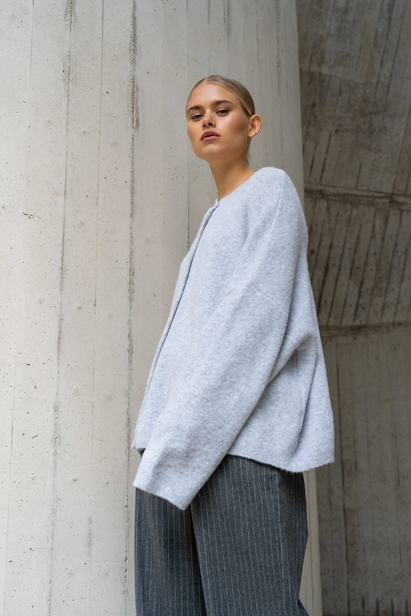 Cardigan Nad in hellgrau by VIVAL.STUDIO