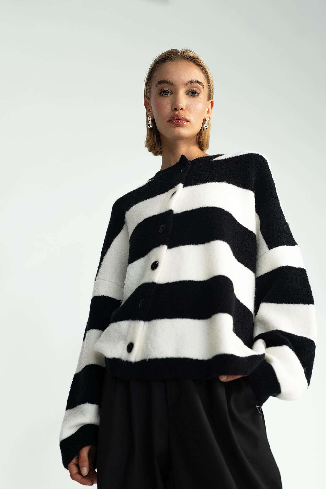 Cardigan Nad in schwarz weiss von vorne by VIVAL.STUDIO