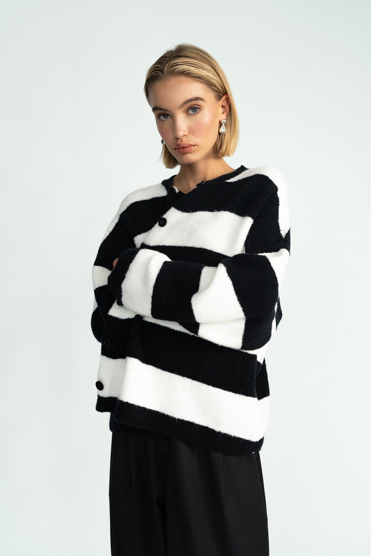 Cardigan Nad in schwarz weiss von vorne by VIVAL.STUDIO