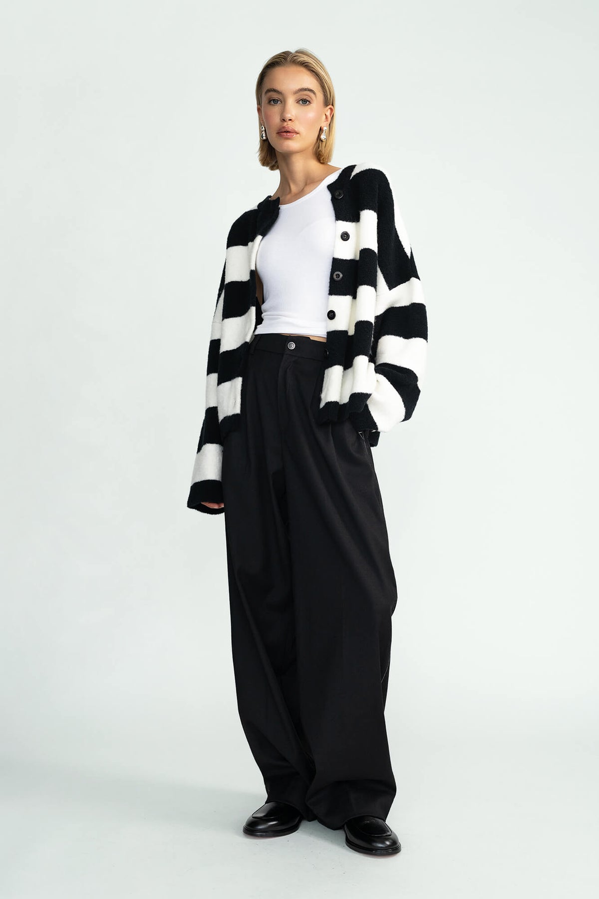 Cardigan Nad in schwarz weiss von vorne by VIVAL.STUDIO