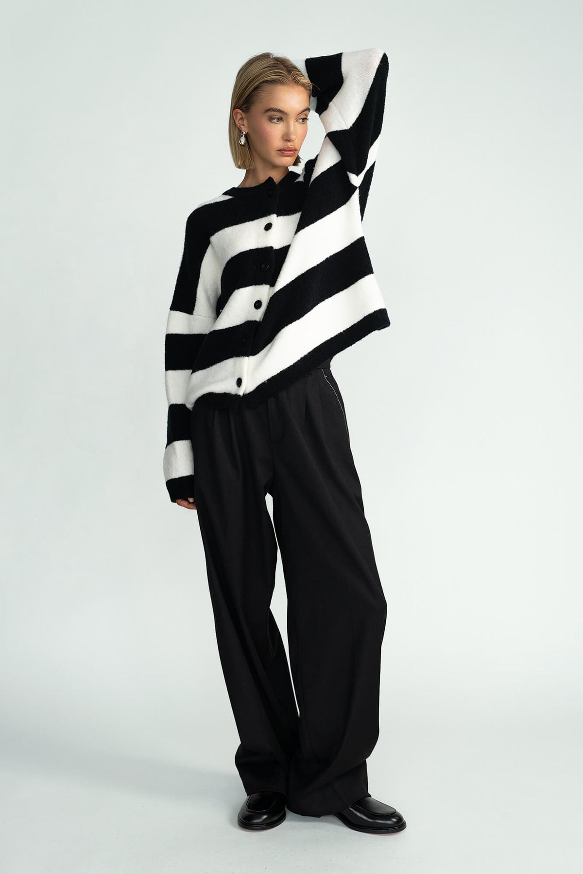 Cardigan Nad in schwarz weiss von vorne by VIVAL.STUDIO