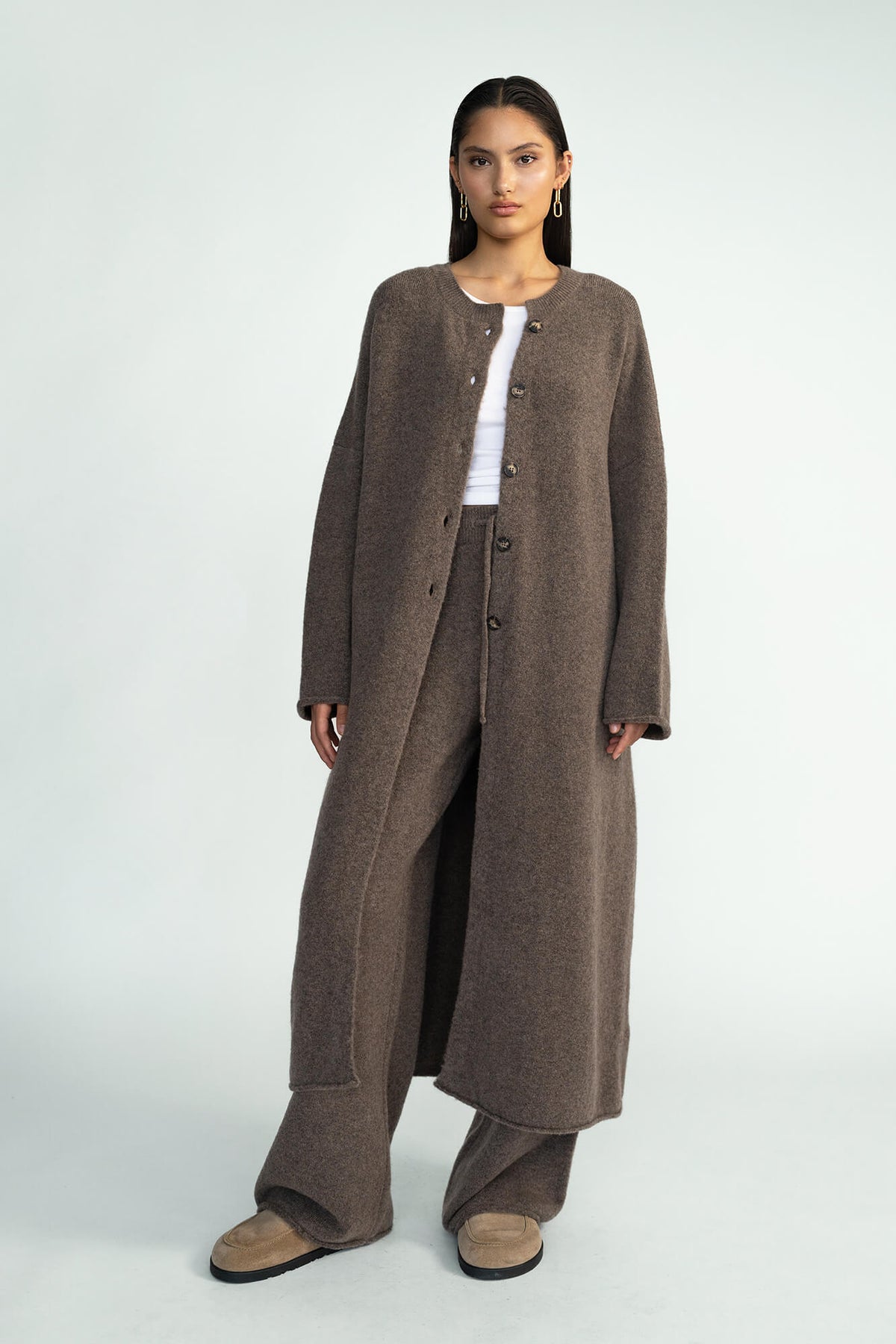 Cardigan Nady in nougat von vorne by VIVAL.STUDIO