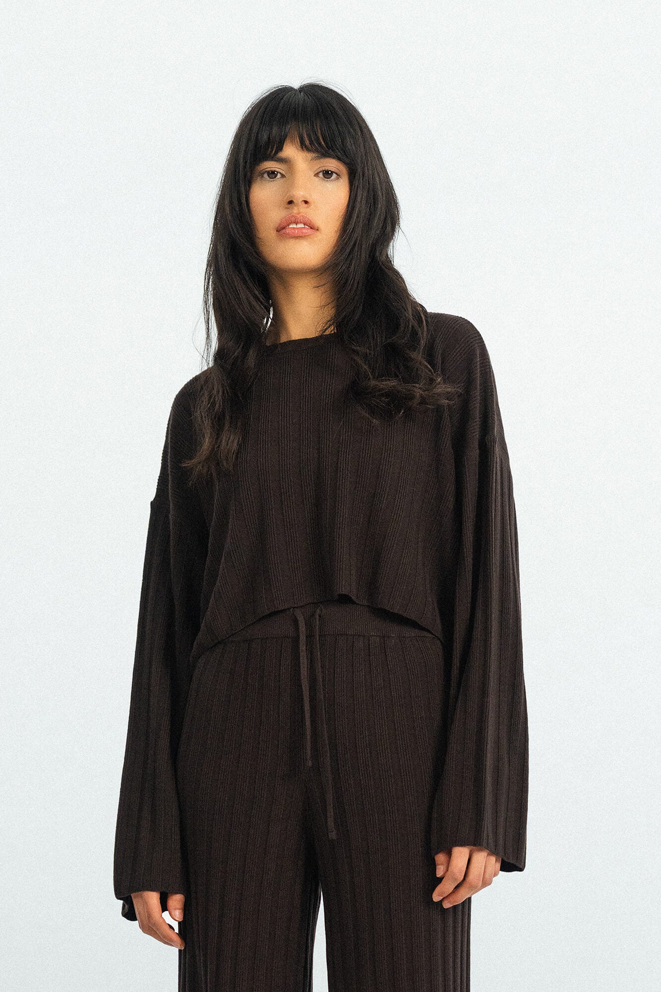 Cropped Langarmshirt Romy in Dunkelbraun von vorne by VIVAL.STUDIO