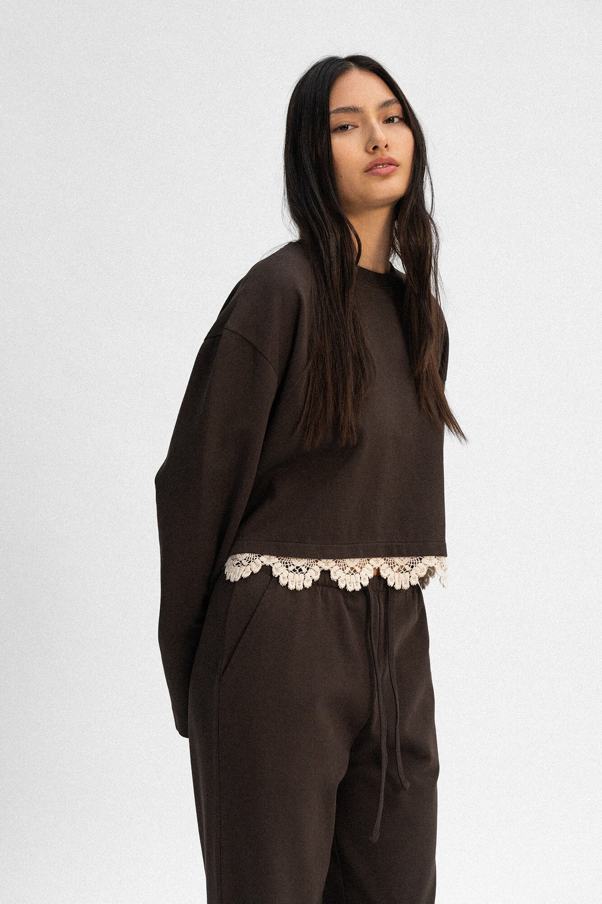 Cropped Langarmshirt Sue in Dunkelbraun Crochet von vorne by VIVAL.STUDIO