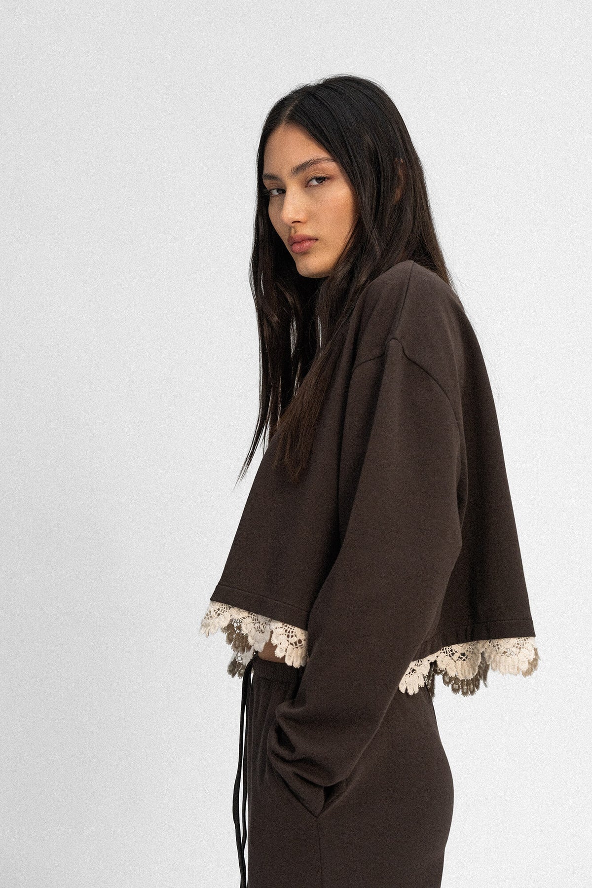 Cropped Langarmshirt Sue in Dunkelbraun Crochet von der Seite by VIVAL.STUDIO