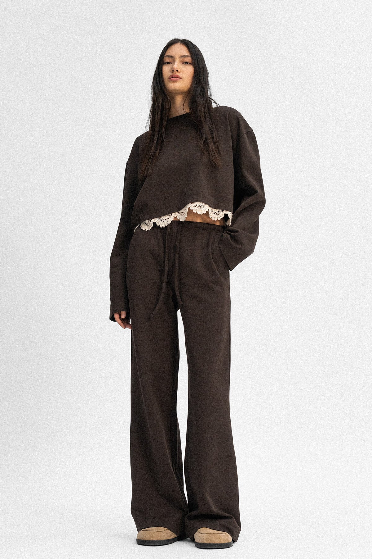 Cropped Langarmshirt Sue in Dunkelbraun Crochet von vorne by VIVAL.STUDIO