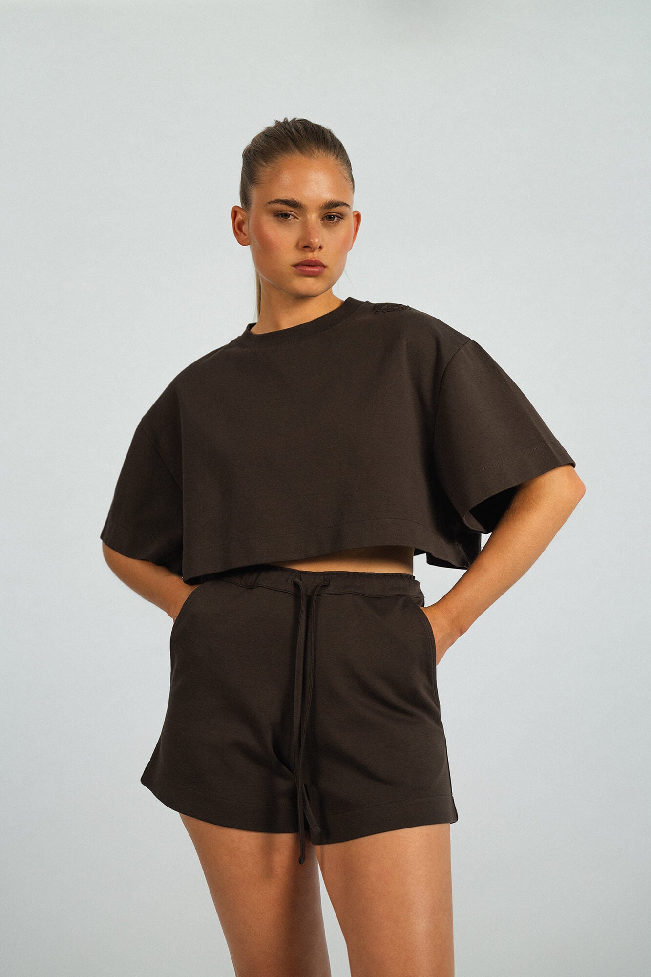 Cropped T-Shirt Sue in Dunkelbraun von vorne by VIVAL.STUDIO