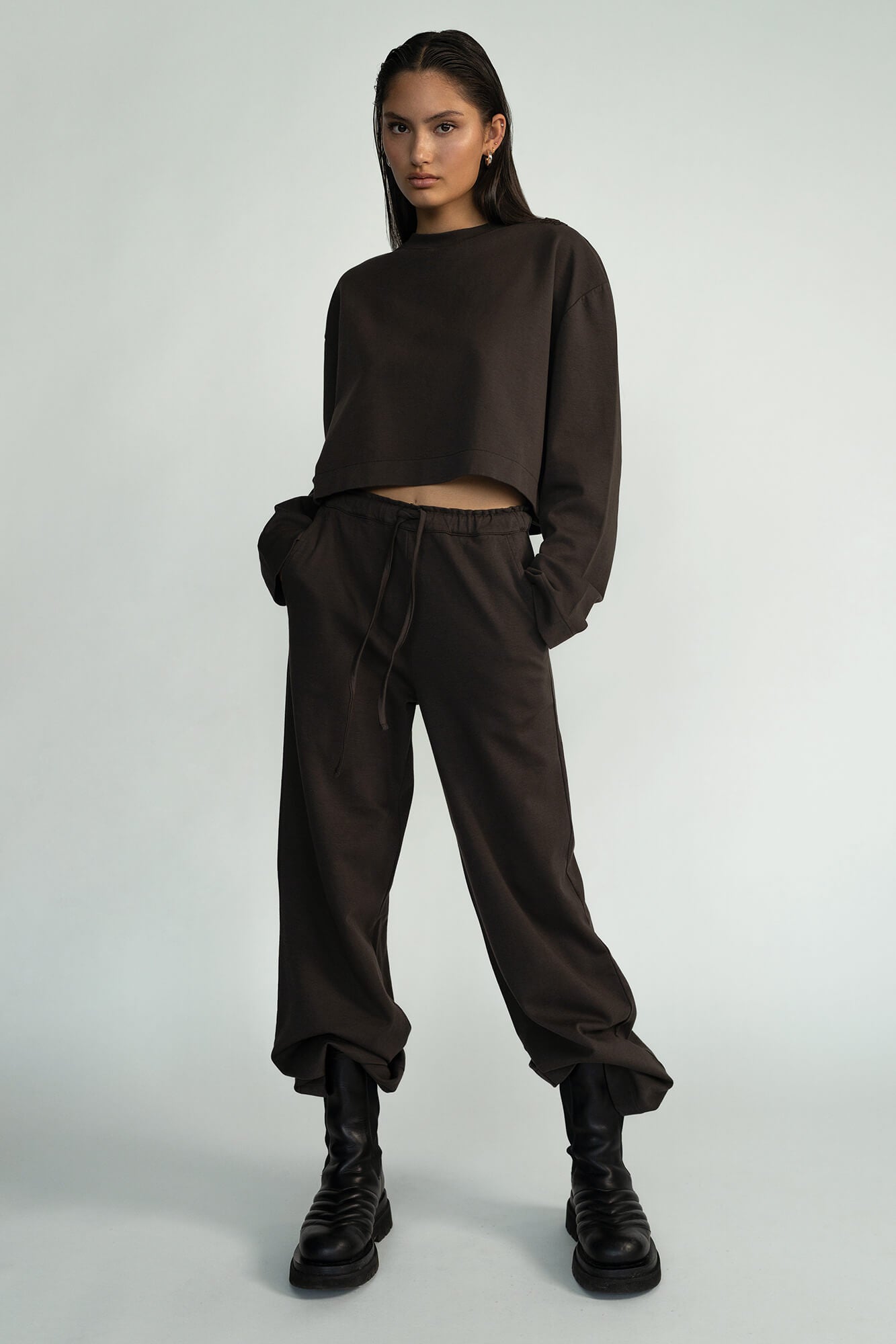 Cropped Langarmshirt Sue in Dunkelbraun von vorne1 by VIVAL.STUDIO