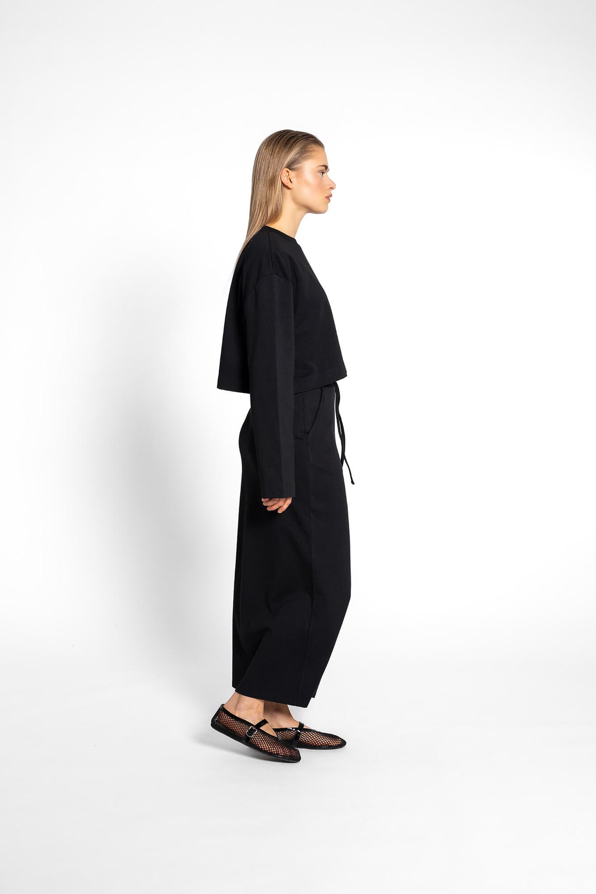 Cropped Langarmshirt Sue in Schwarz by VIVAL.STUDIO