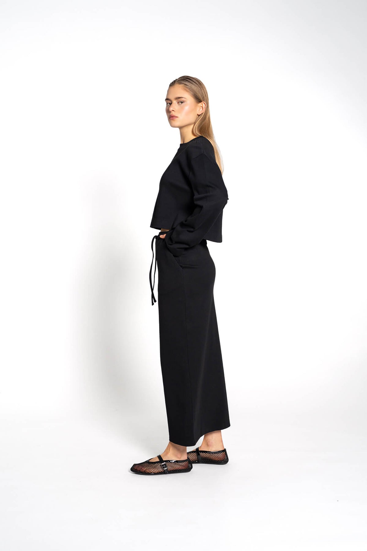 Cropped Langarmshirt Sue in Schwarz by VIVAL.STUDIO