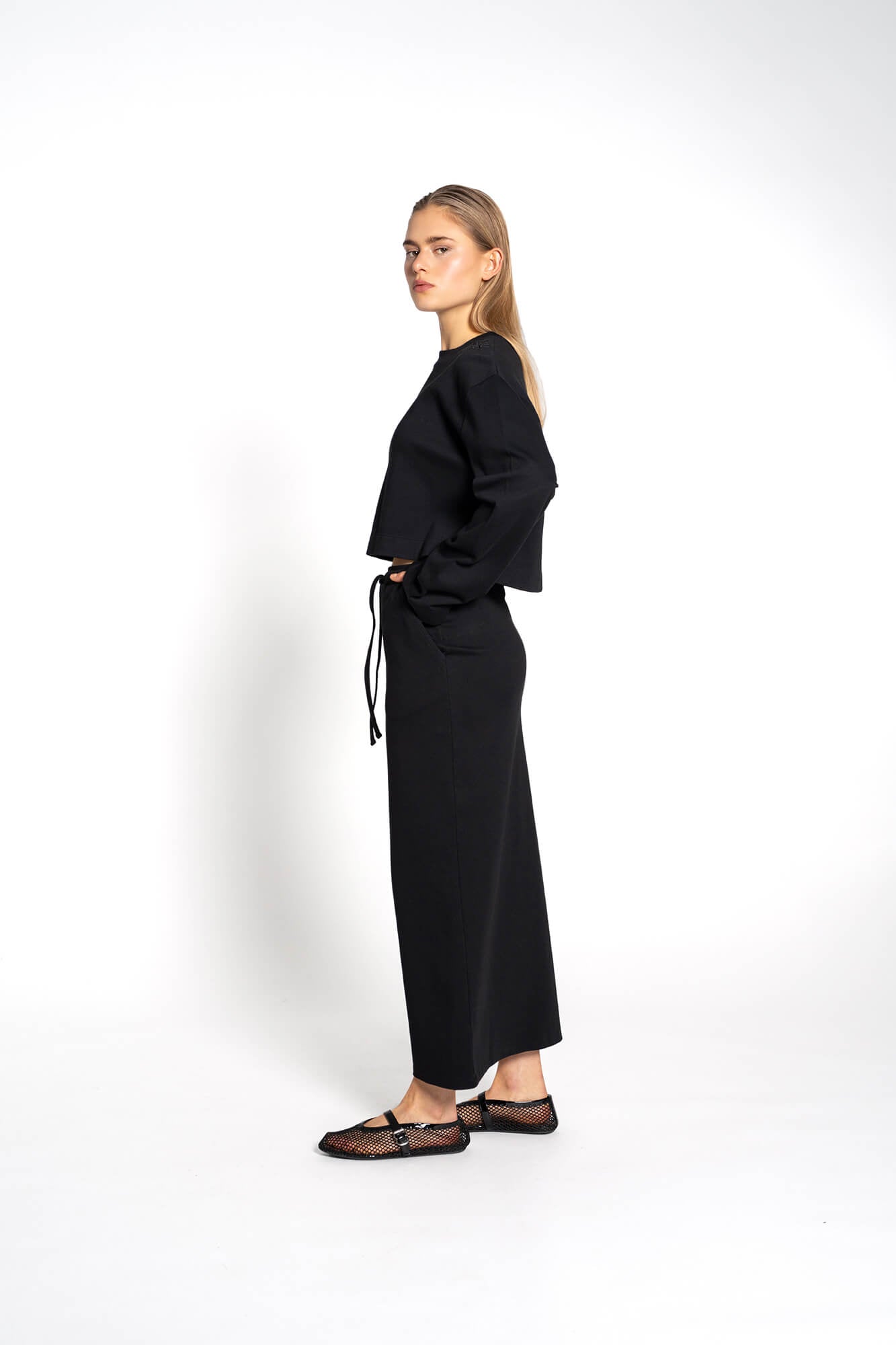 Cropped Langarmshirt Sue in Schwarz by VIVAL.STUDIO