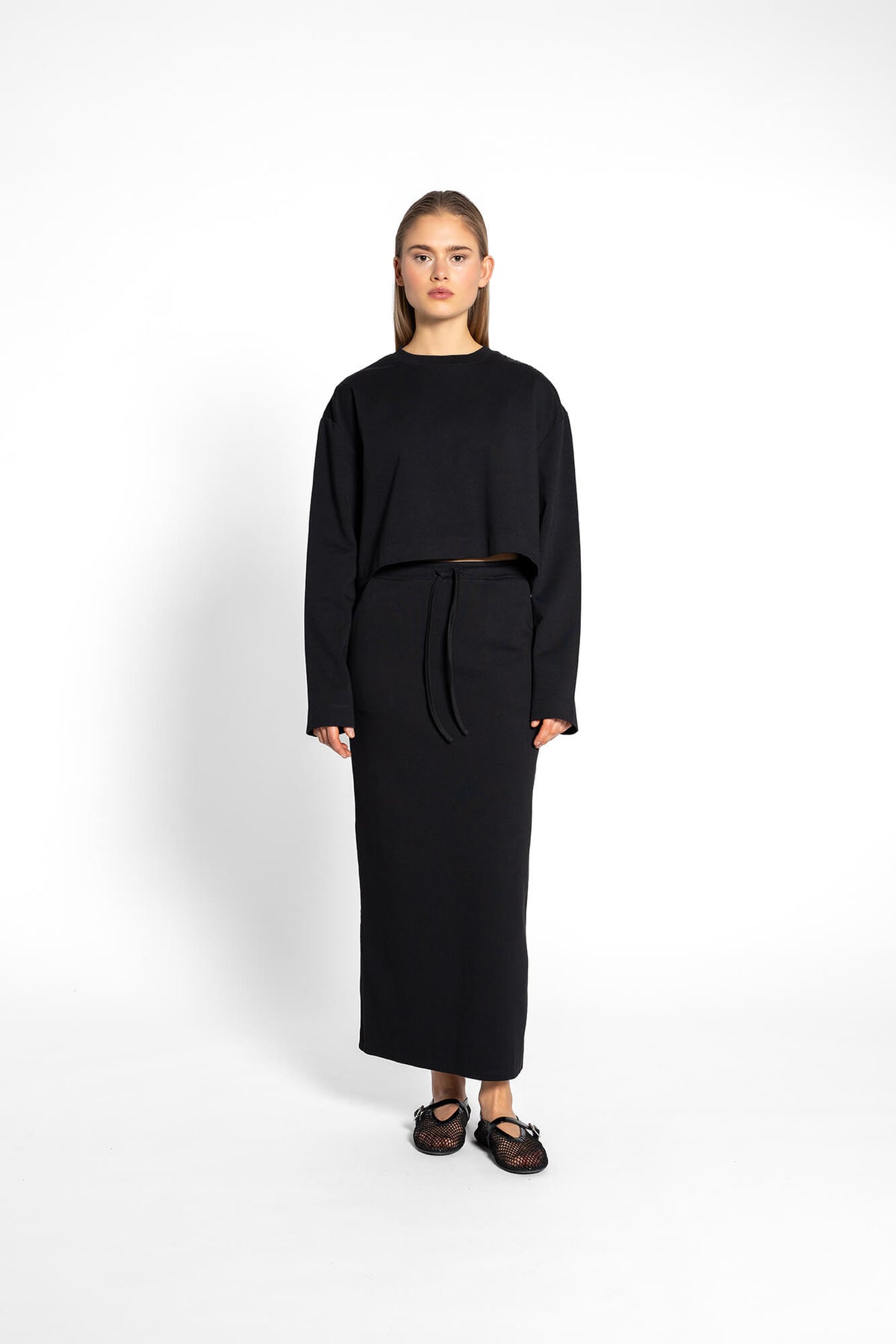 Cropped Langarmshirt Sue in Schwarz by VIVAL.STUDIO