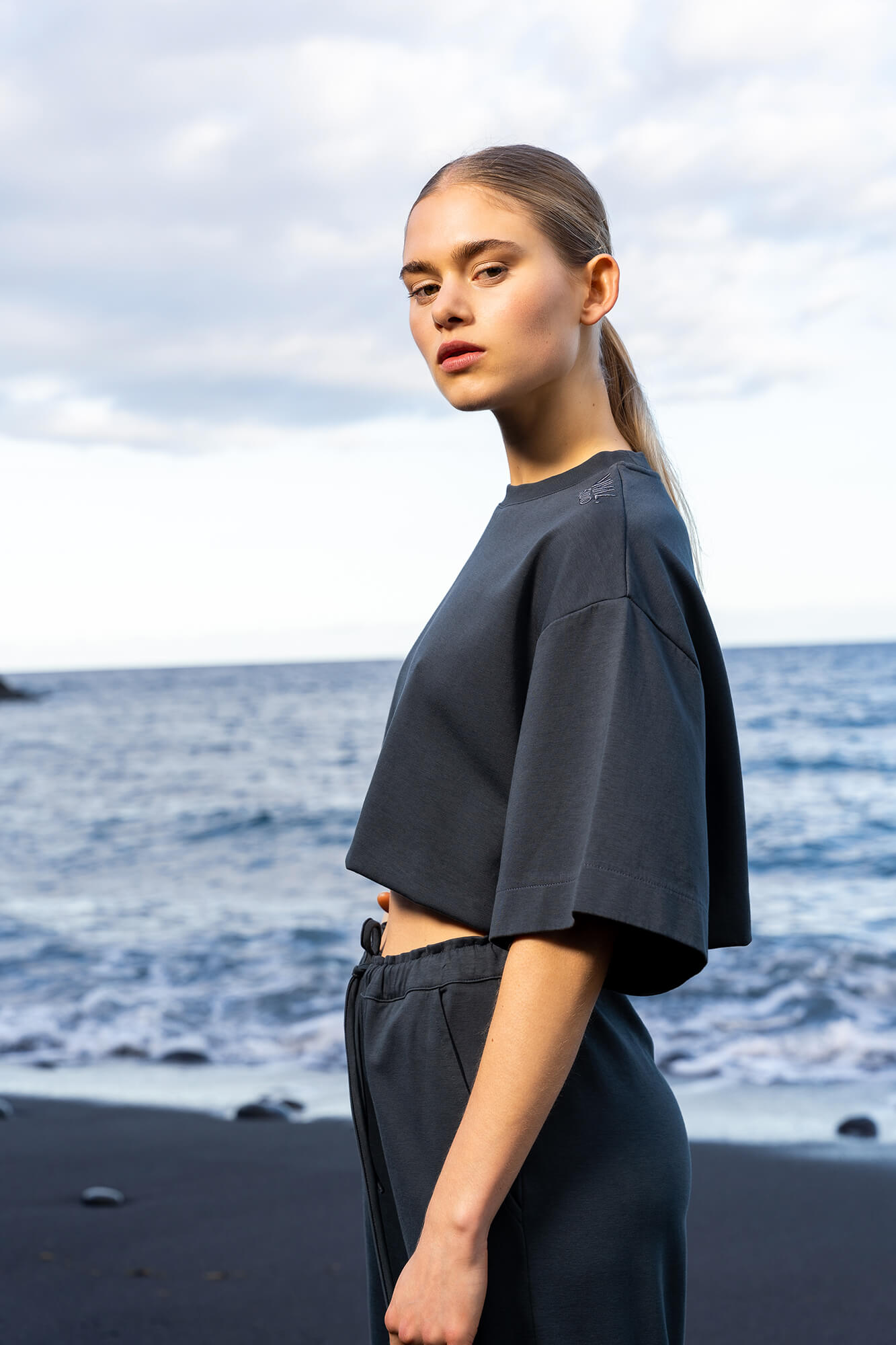 Cropped T-Shirt Sue in anthrazit by VIVAL.STUDIO