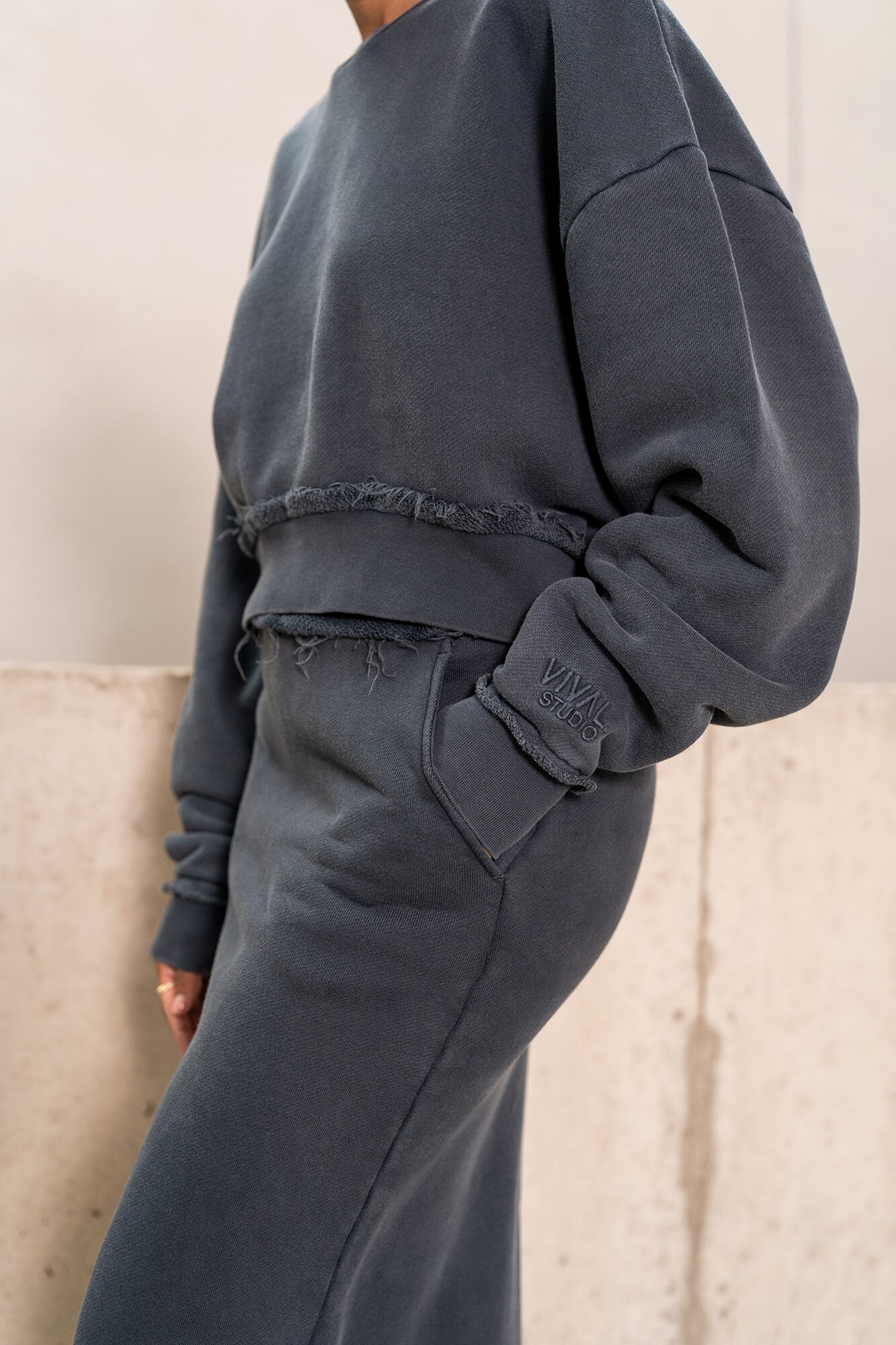 Cropped Sweatshirt Vance in anthrazit by VIVAL.STUDIO