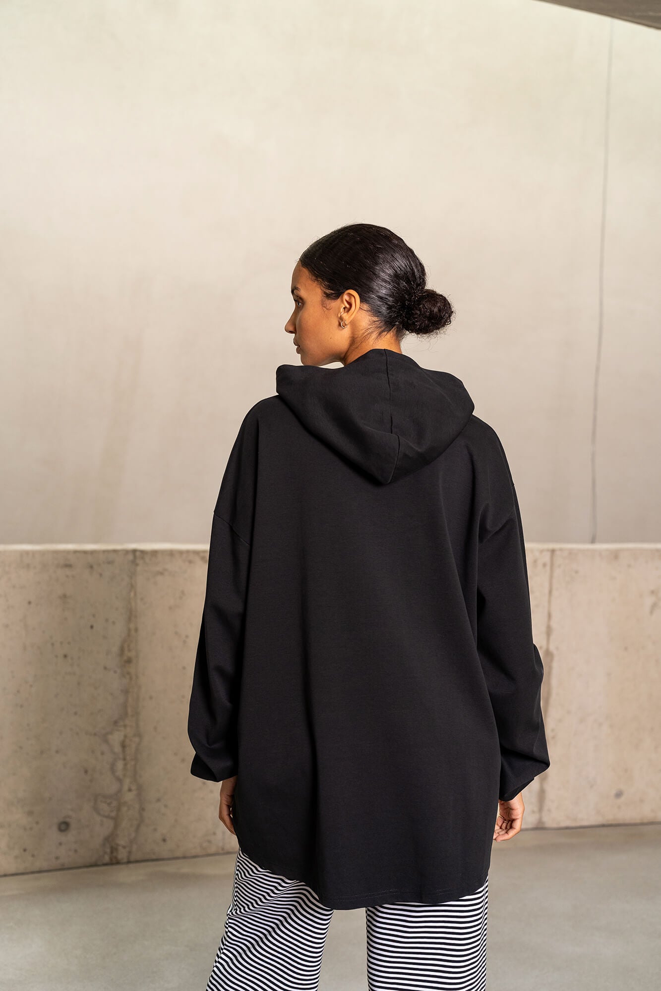 Hoodie Sue in schwarz by VIVAL.STUDIO