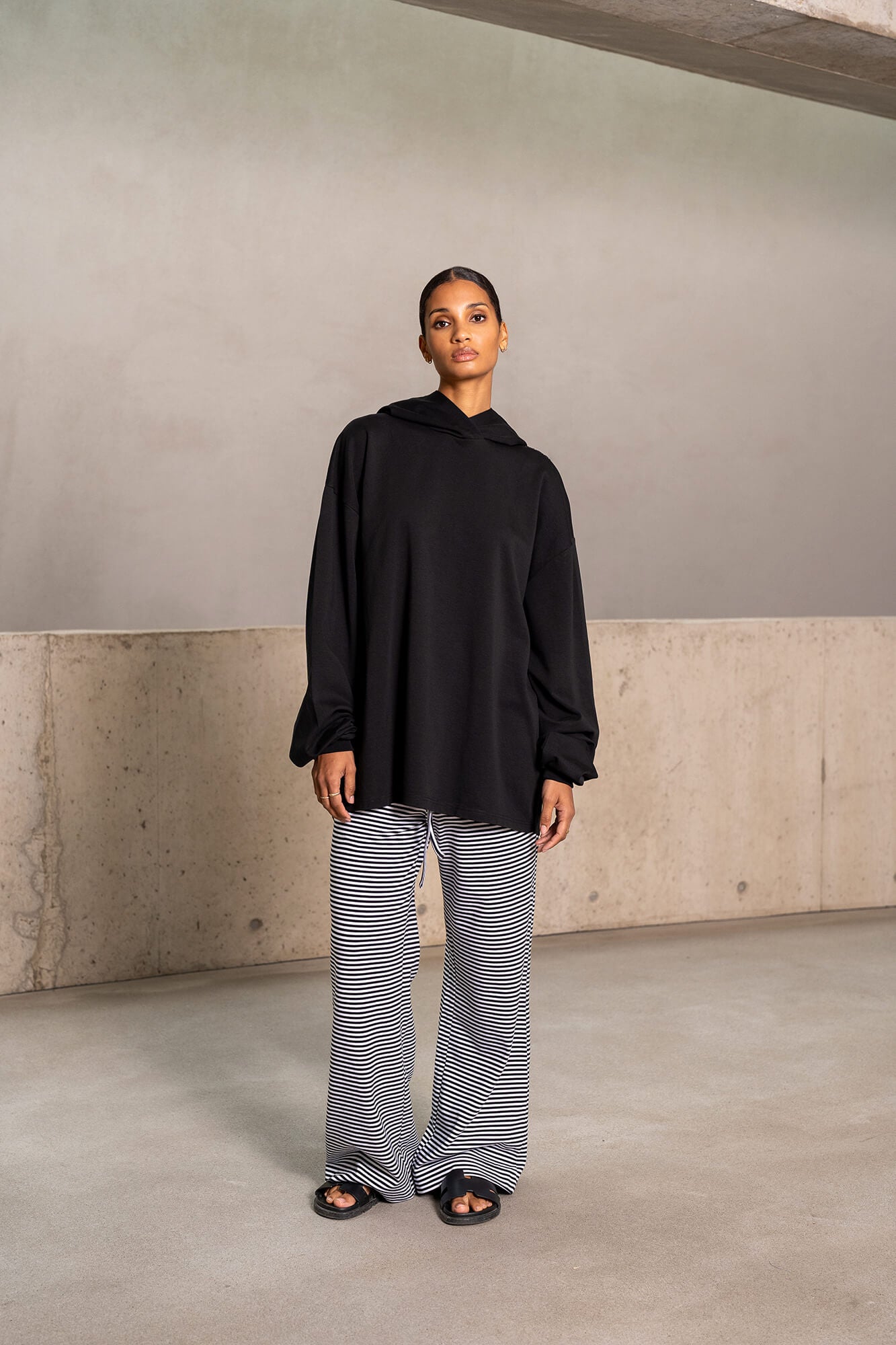 Hoodie Sue in schwarz by VIVAL.STUDIO