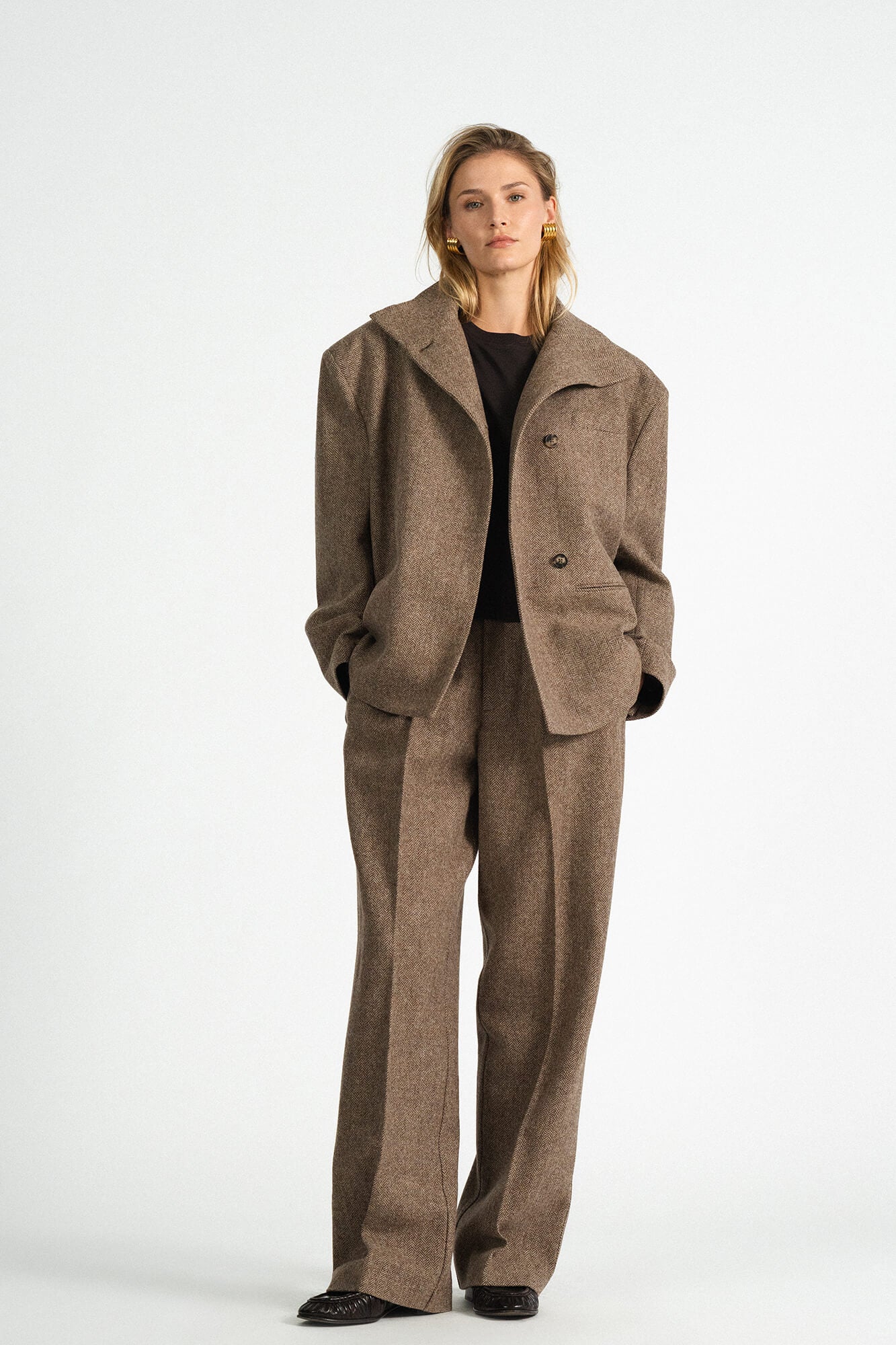 Hose Alba in Braun Multi von vorne by VIVAL.STUDIO