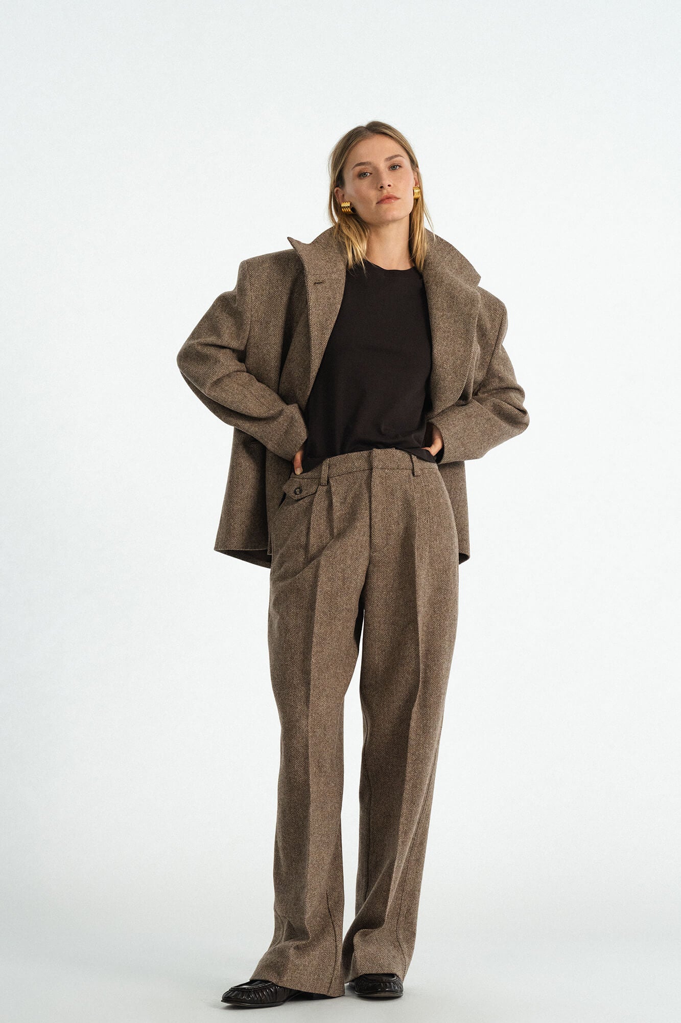 Hose Alba in Braun Multi von vorne by VIVAL.STUDIO