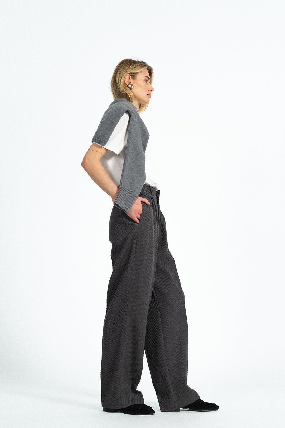 Hose Alba in Granit von der Seite by VIVAL.STUDIO