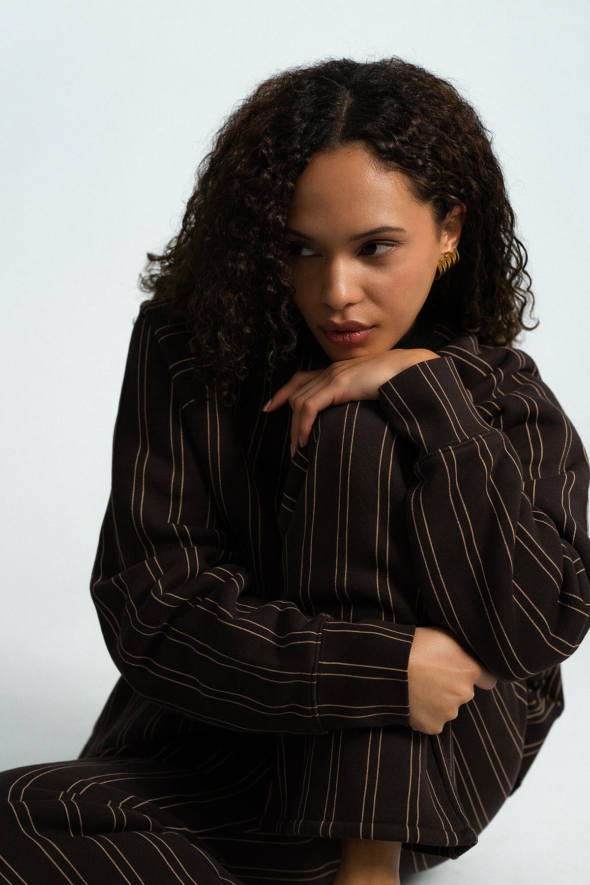 Sweatshirt Bowie in Braun Nadelstreifen von vorne by VIVAL.STUDIO