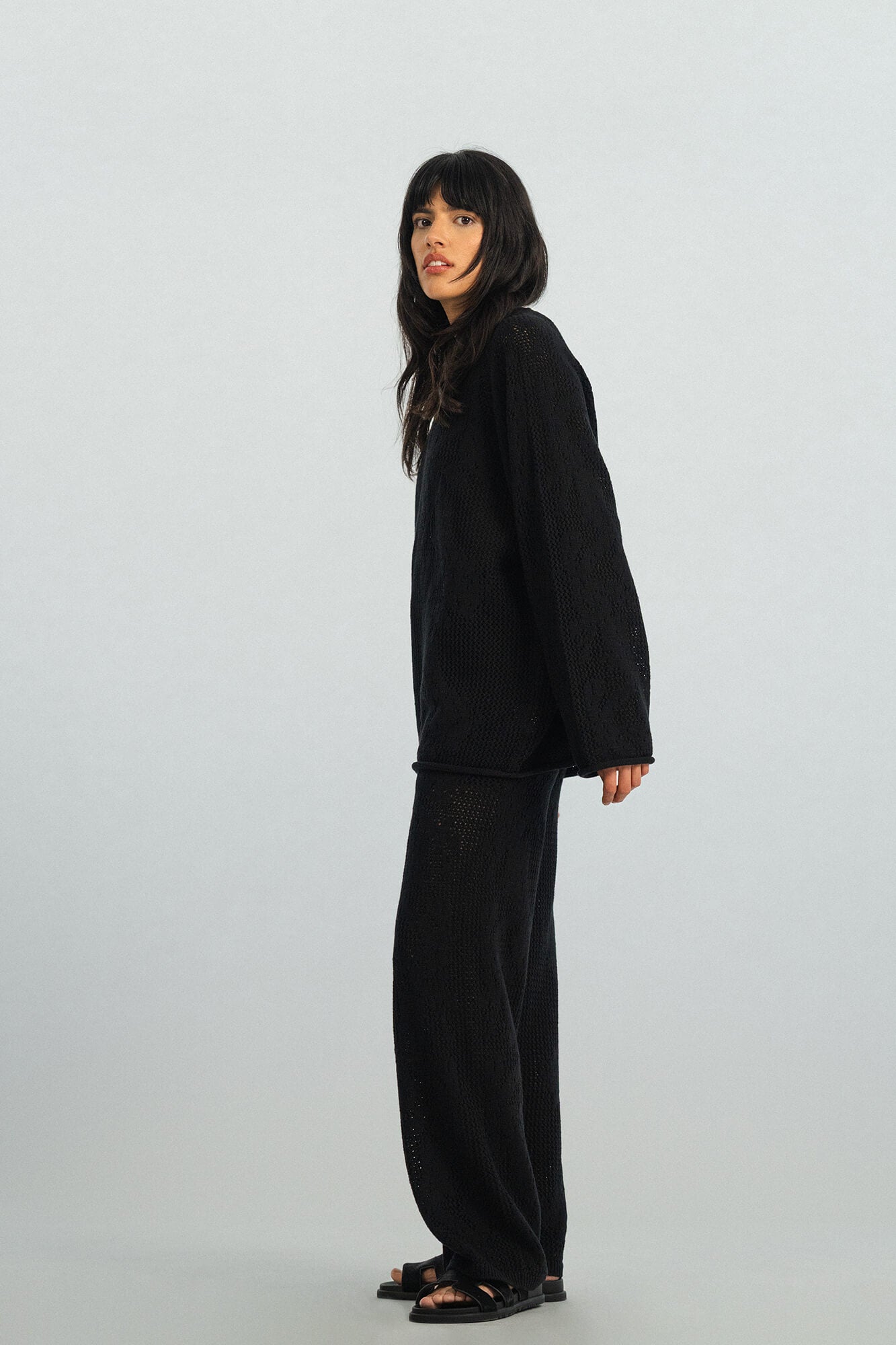 Hose Clea in Schwarz seitlich by VIVAL.STUDIO